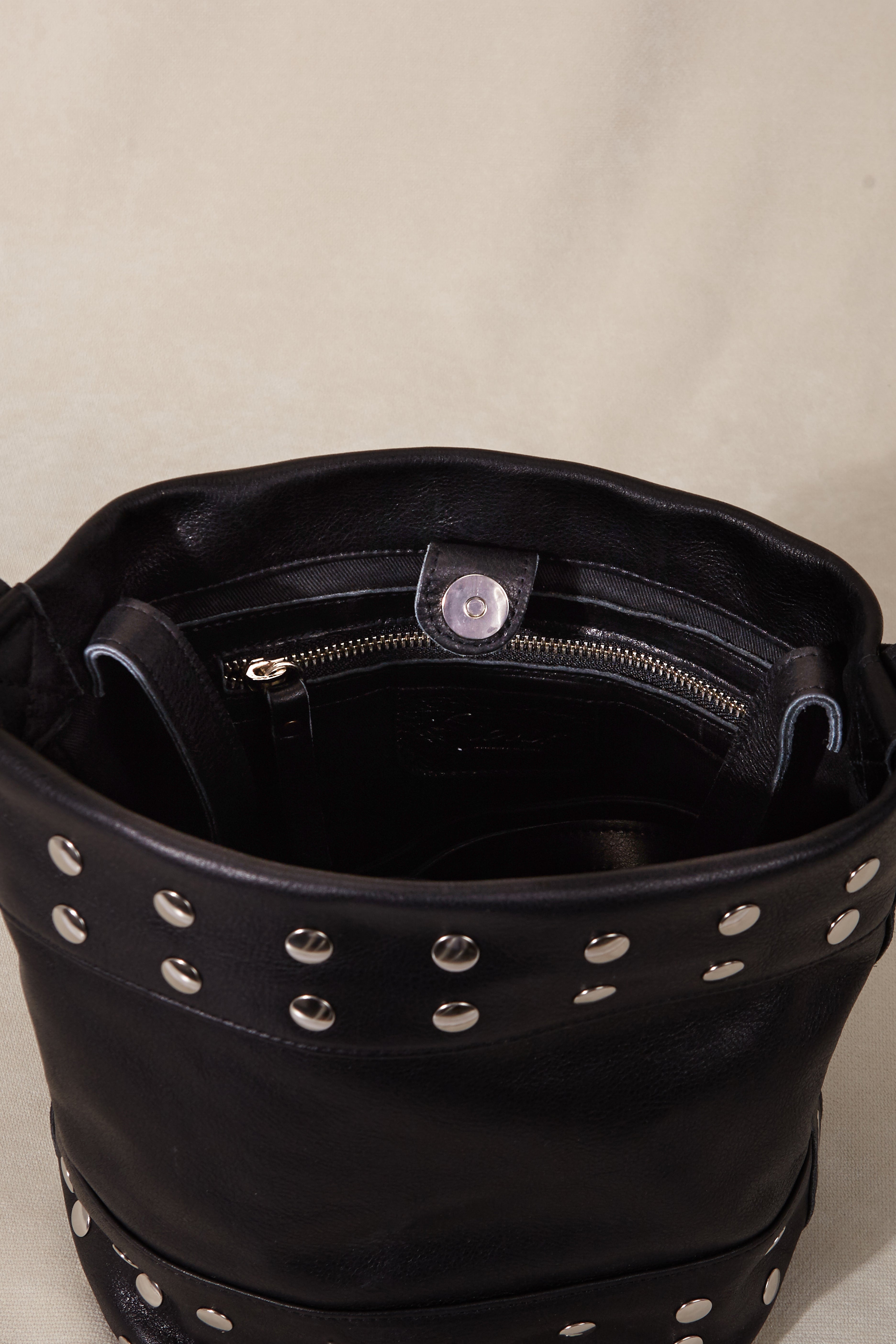 BOLSO BUCKET MINI NEGRO TACHAS