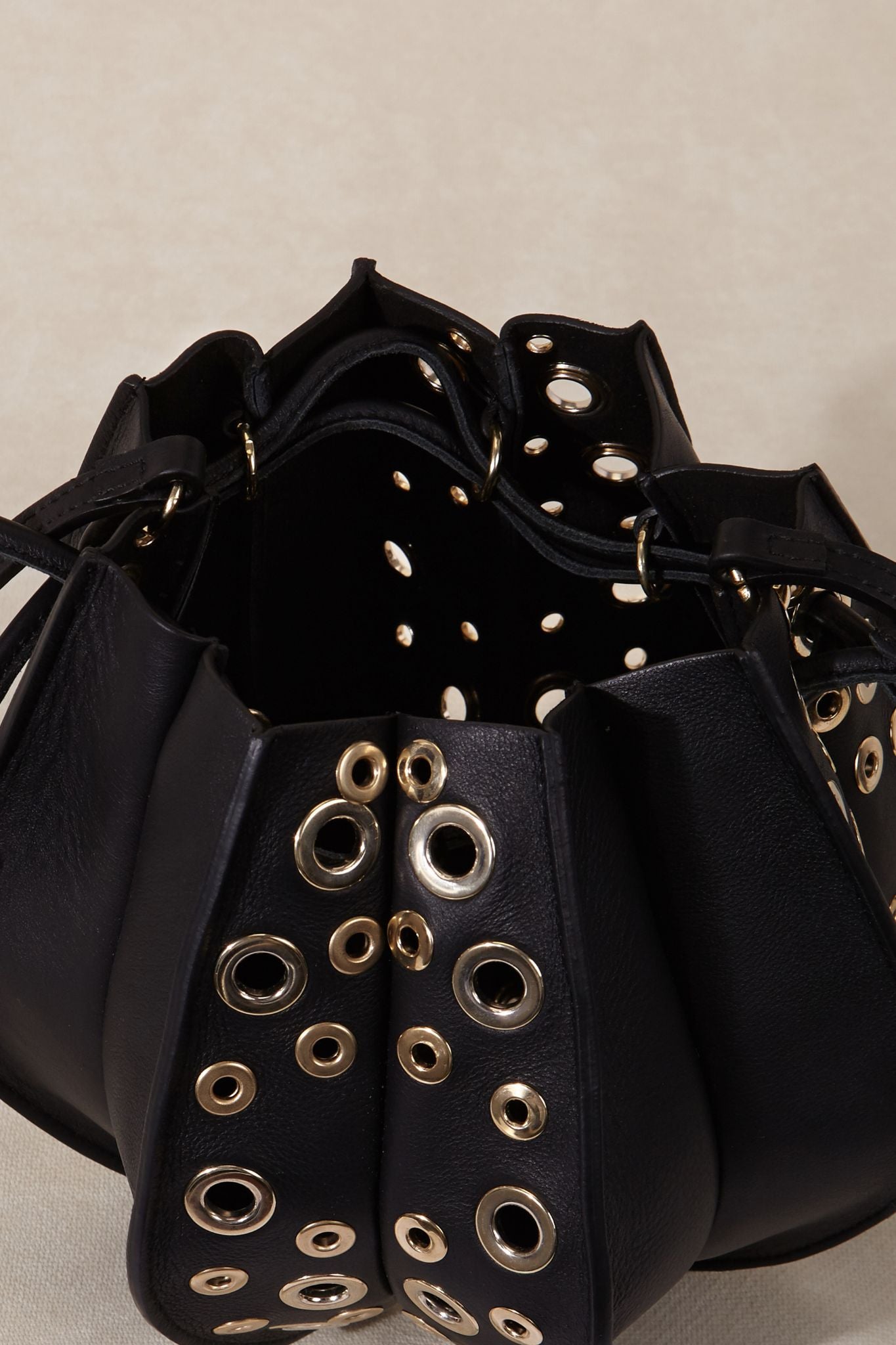 BOLSO DINSUM NEGRO TACHAS