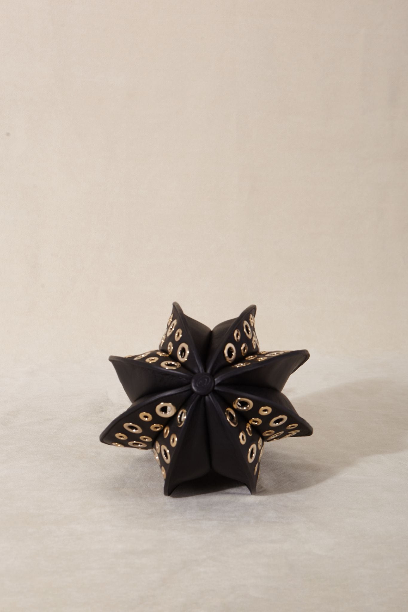 BOLSO DINSUM NEGRO TACHAS