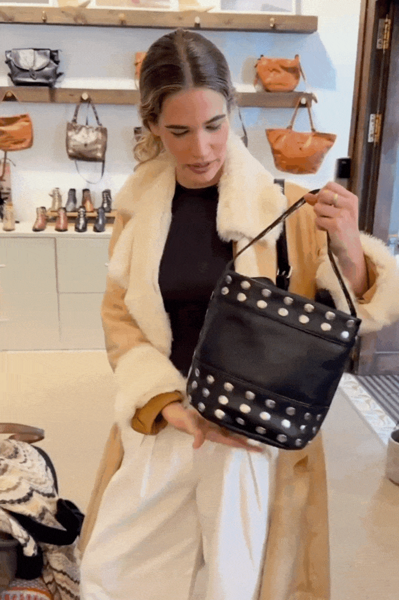 BOLSO BUCKET MINI NEGRO TACHAS