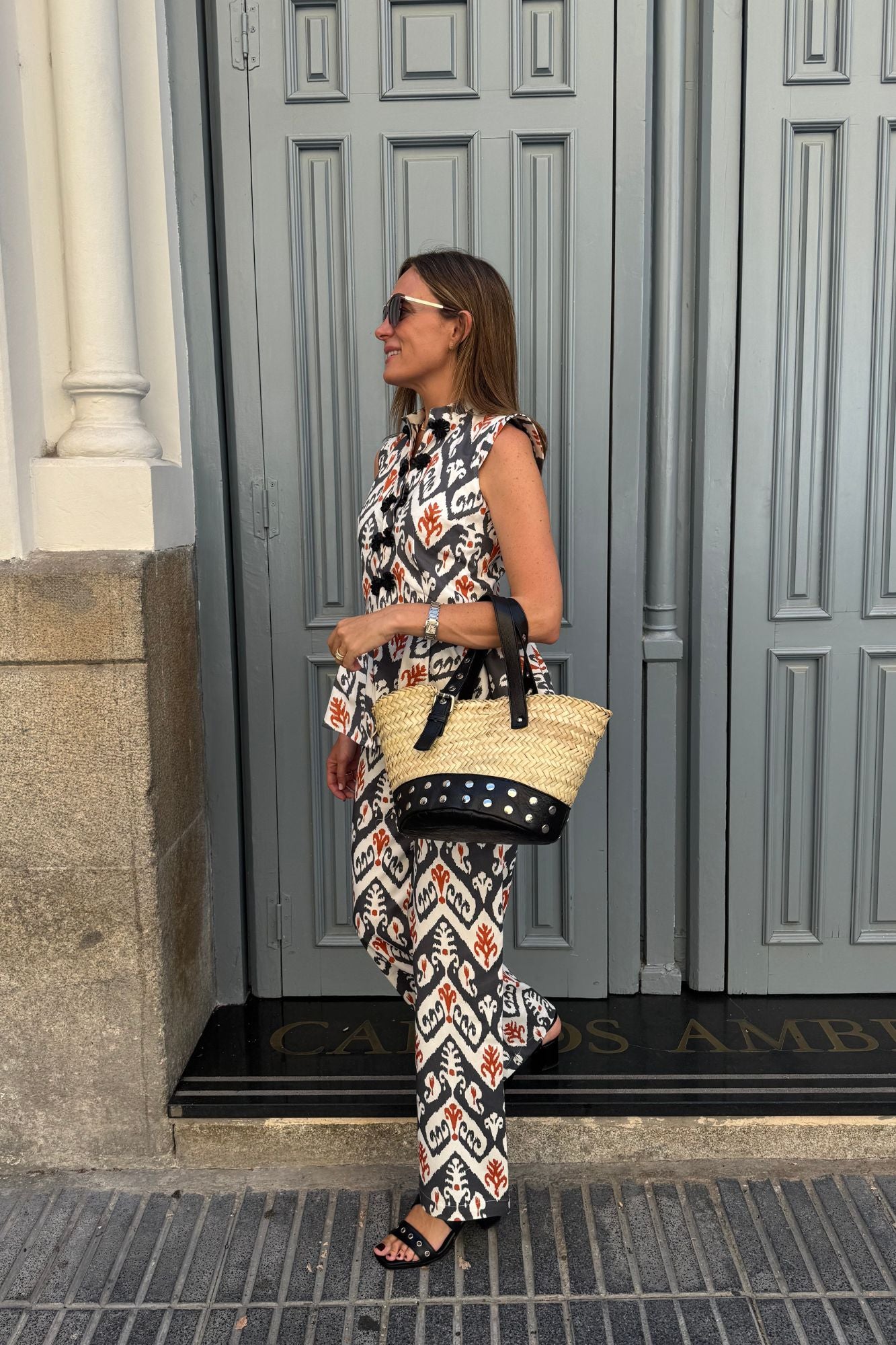 BLACK PALM STUDDED BUCKET BAG