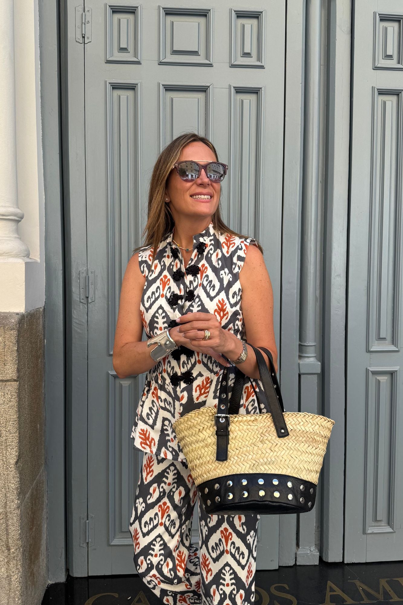 BLACK PALM STUDDED BUCKET BAG
