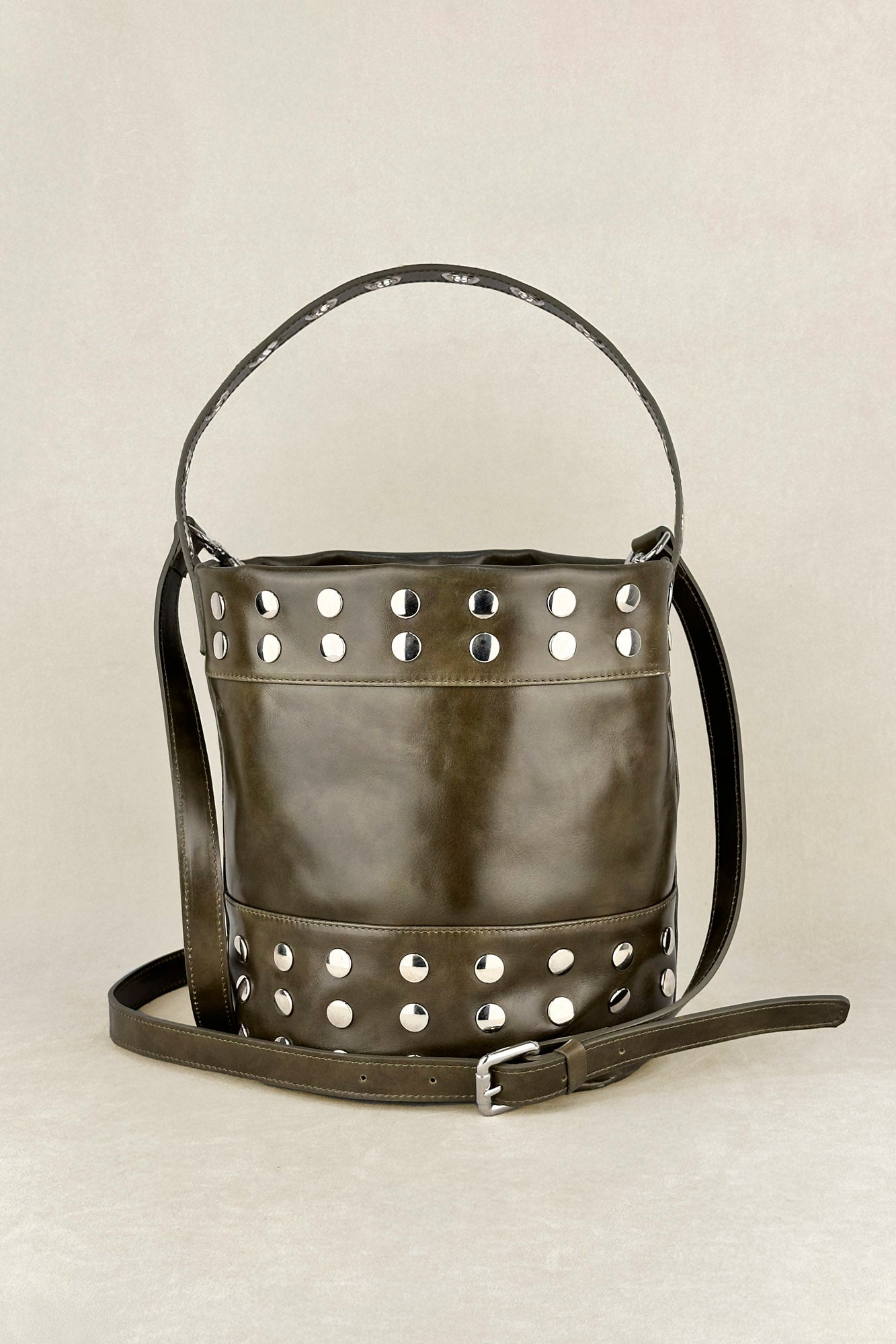 BOLSO BUCKET MINI TACHAS KHAKI