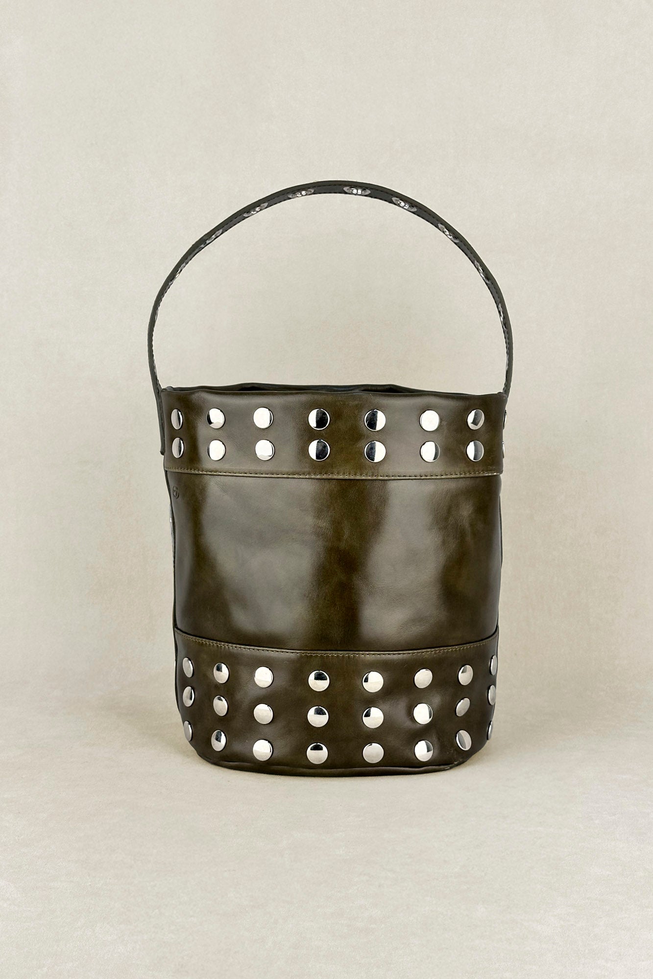 BOLSO BUCKET MINI TACHAS KHAKI