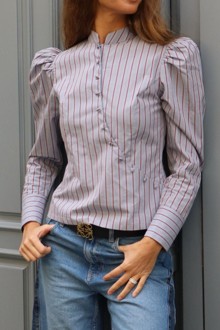 CHEMISE CROISÉE À RAYURES BLEUES