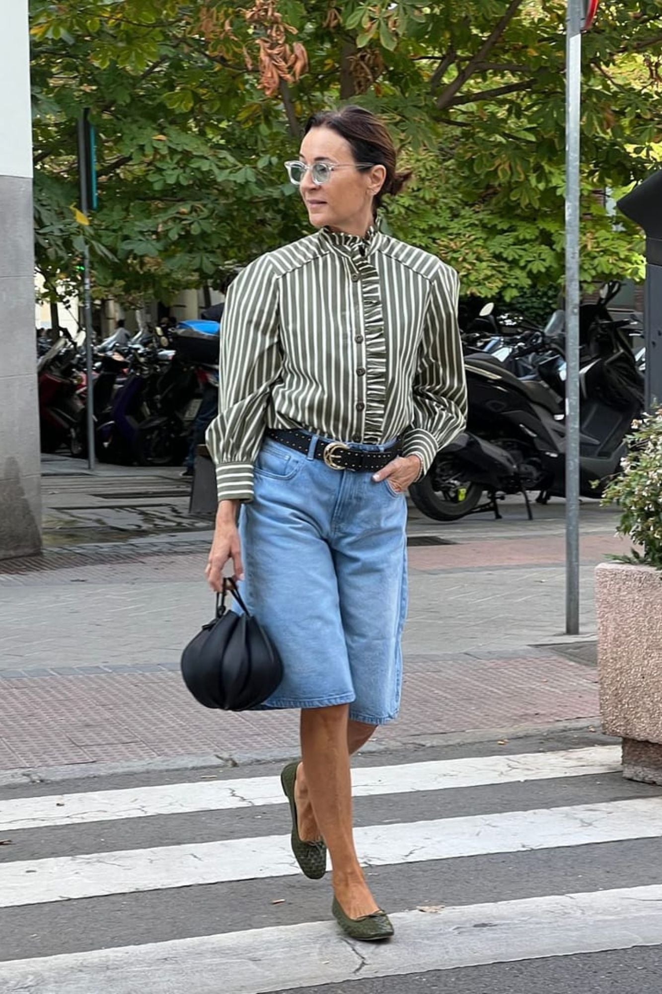 CHEMISE À RAYURES VERTES ET À VOLANTS