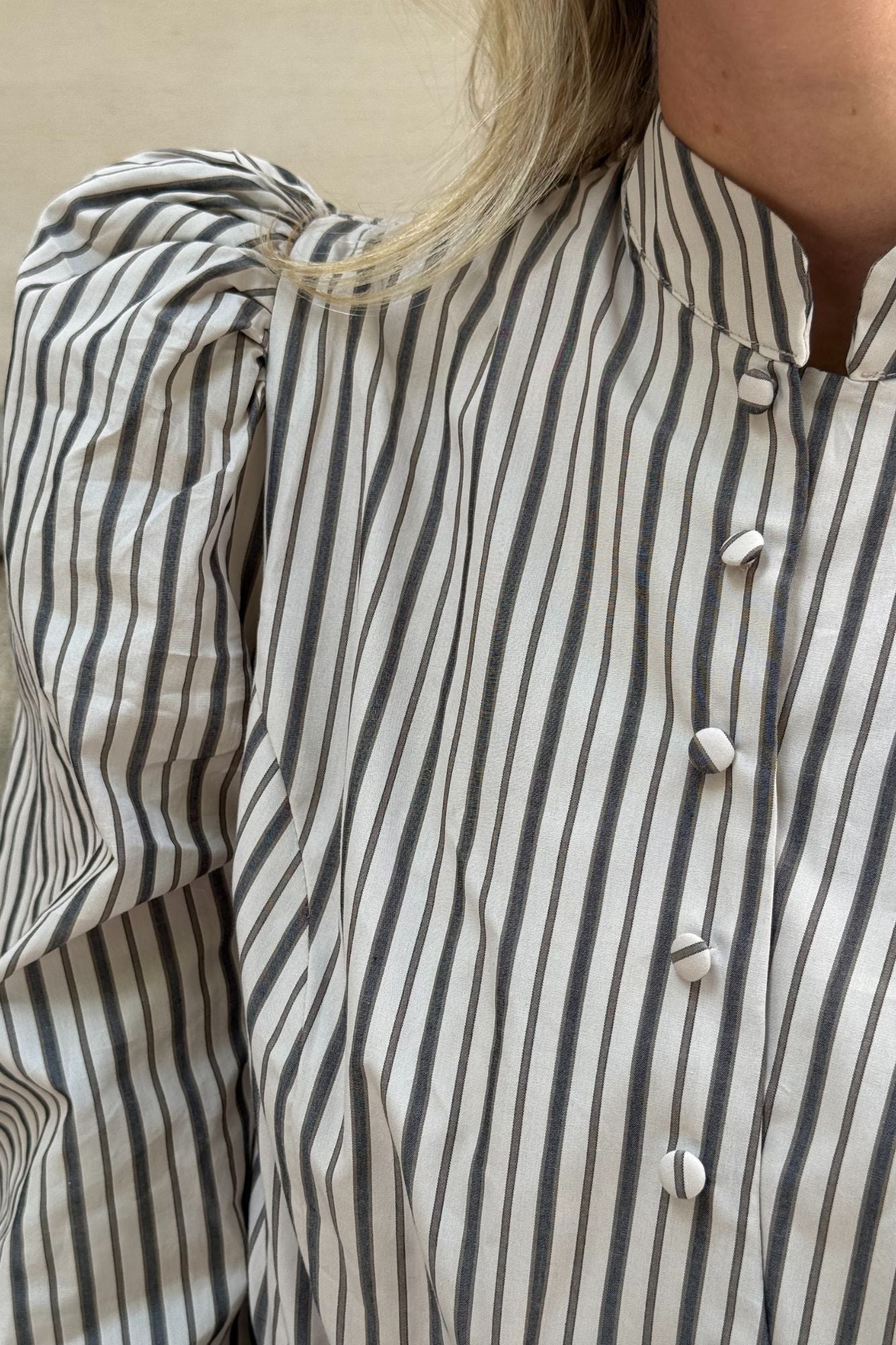 CAMISA BOTONES CRUZADOS RAYAS BEIGE