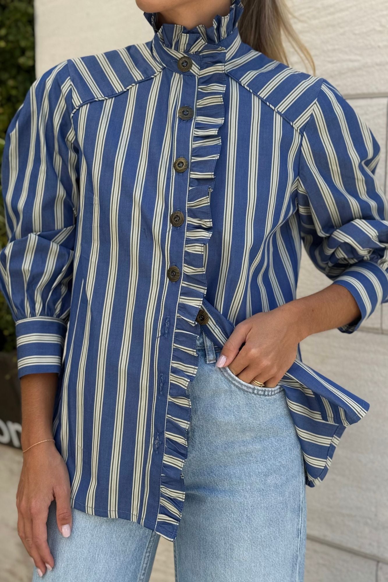 CHEMISE À RAYURES BLEUES À VOLANTS