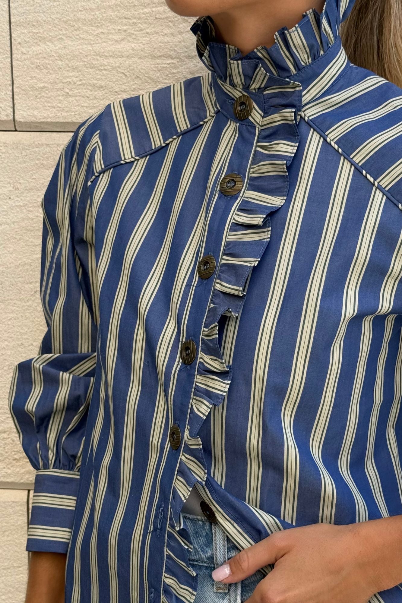 CHEMISE À RAYURES BLEUES À VOLANTS