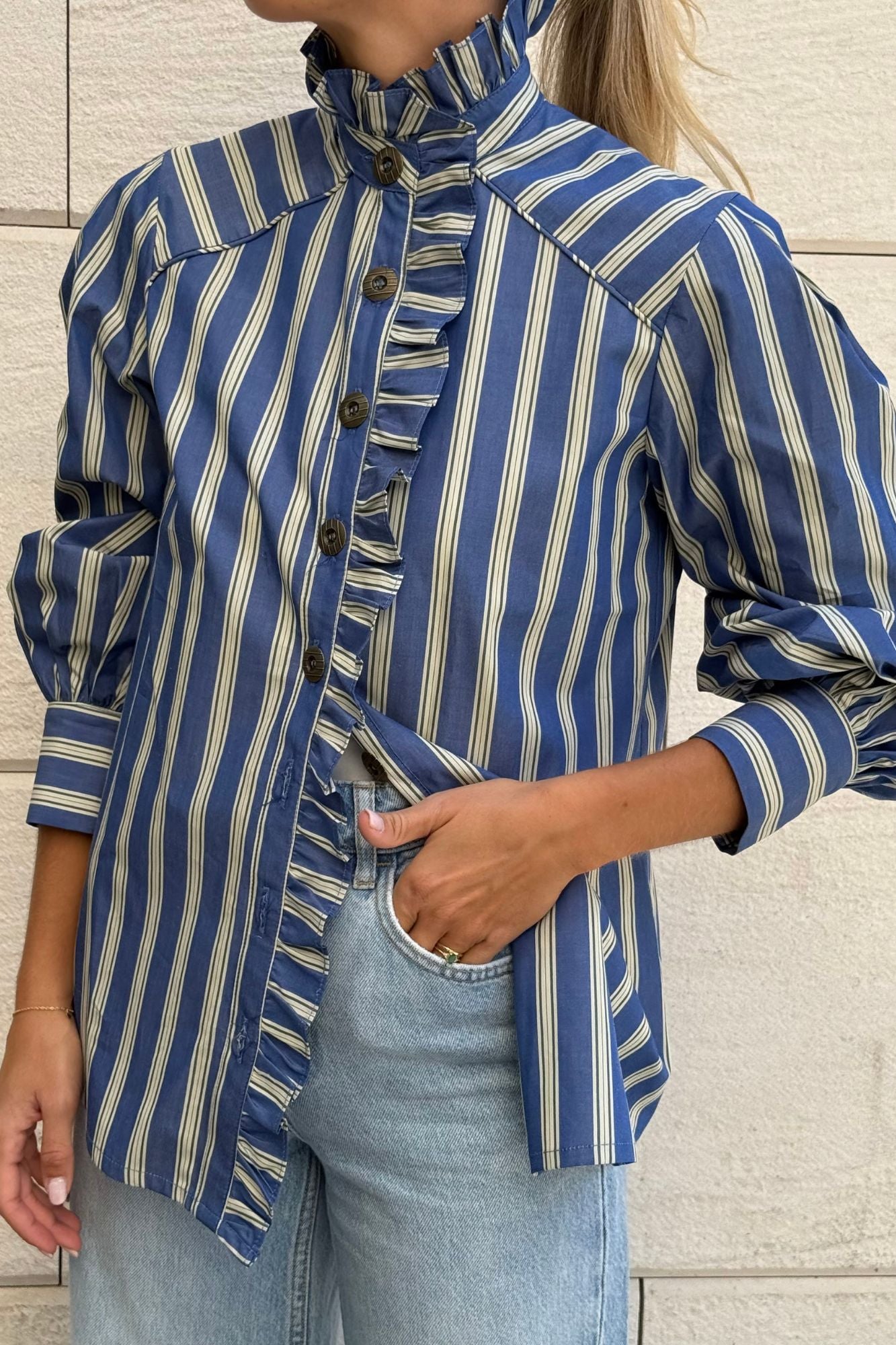 CHEMISE À RAYURES BLEUES À VOLANTS