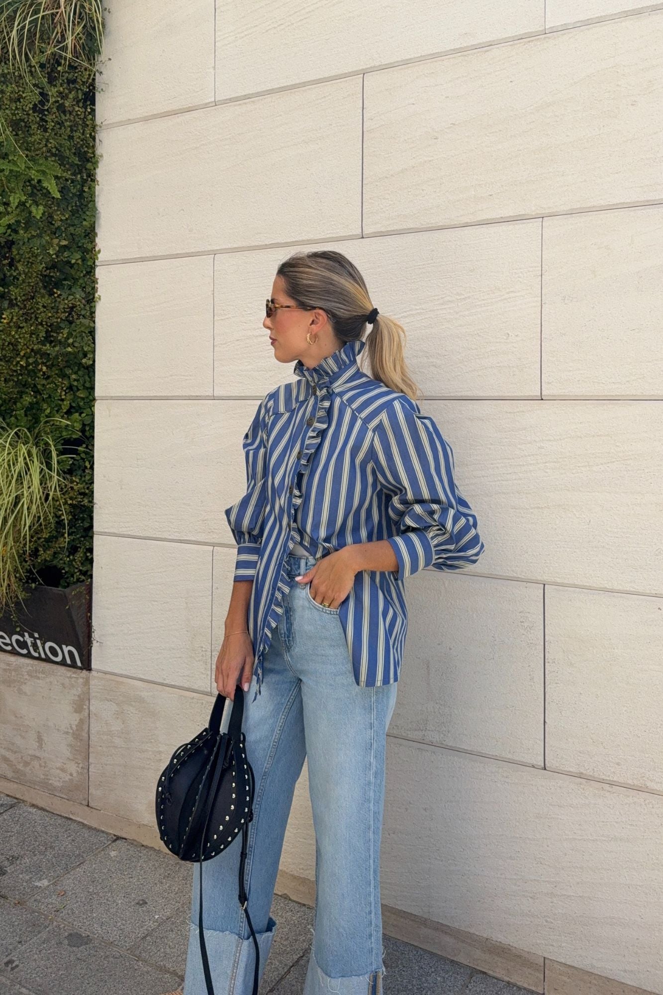 CHEMISE À RAYURES BLEUES À VOLANTS