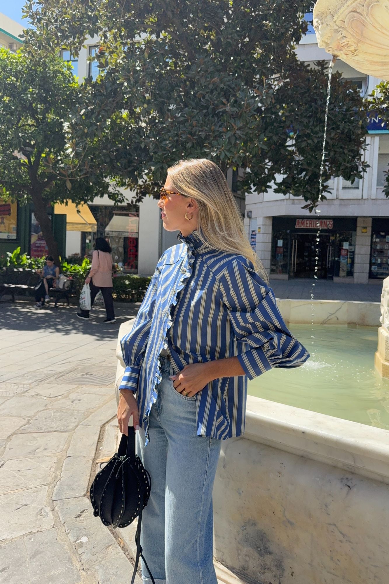 CHEMISE À RAYURES BLEUES À VOLANTS