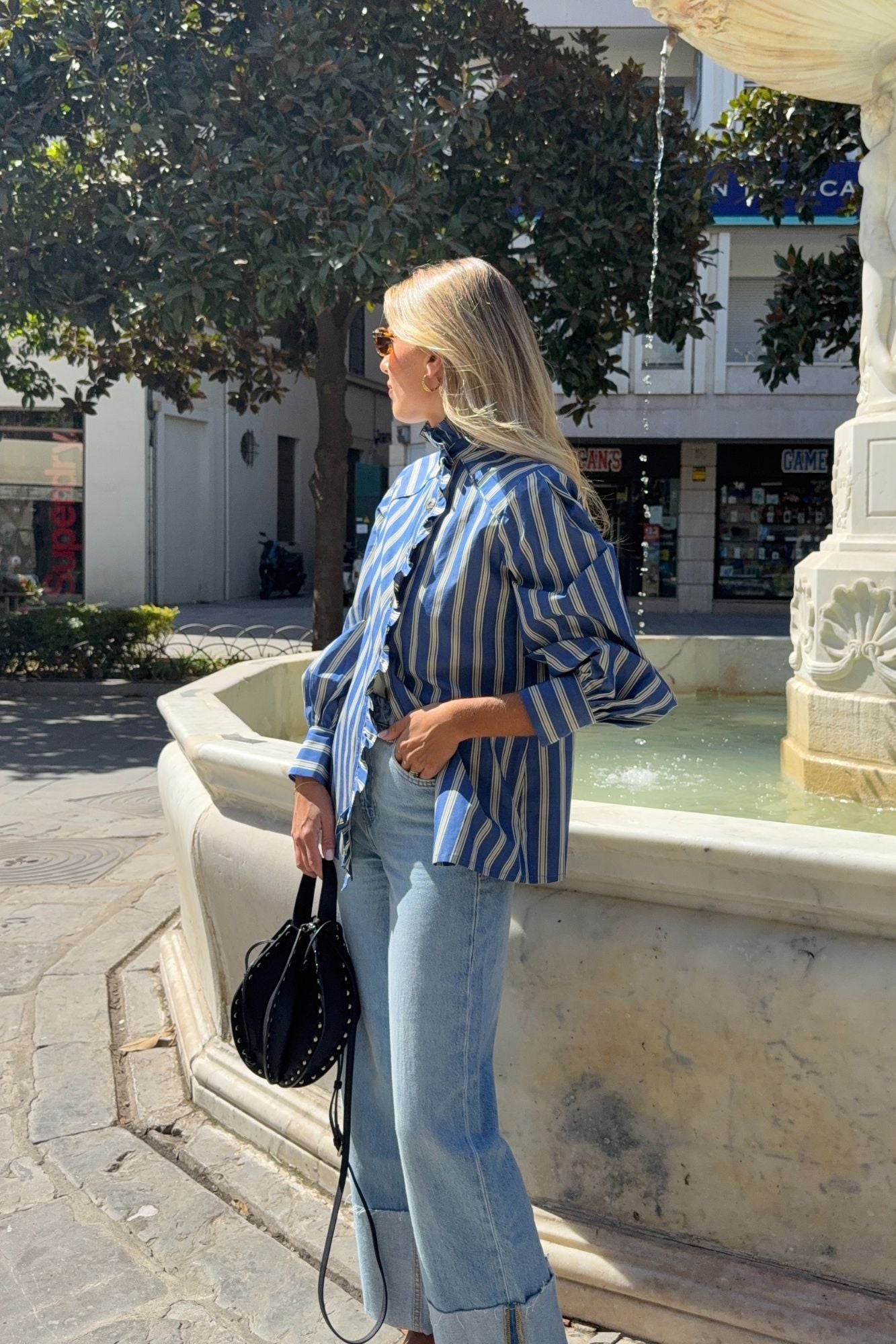 CHEMISE À RAYURES BLEUES À VOLANTS