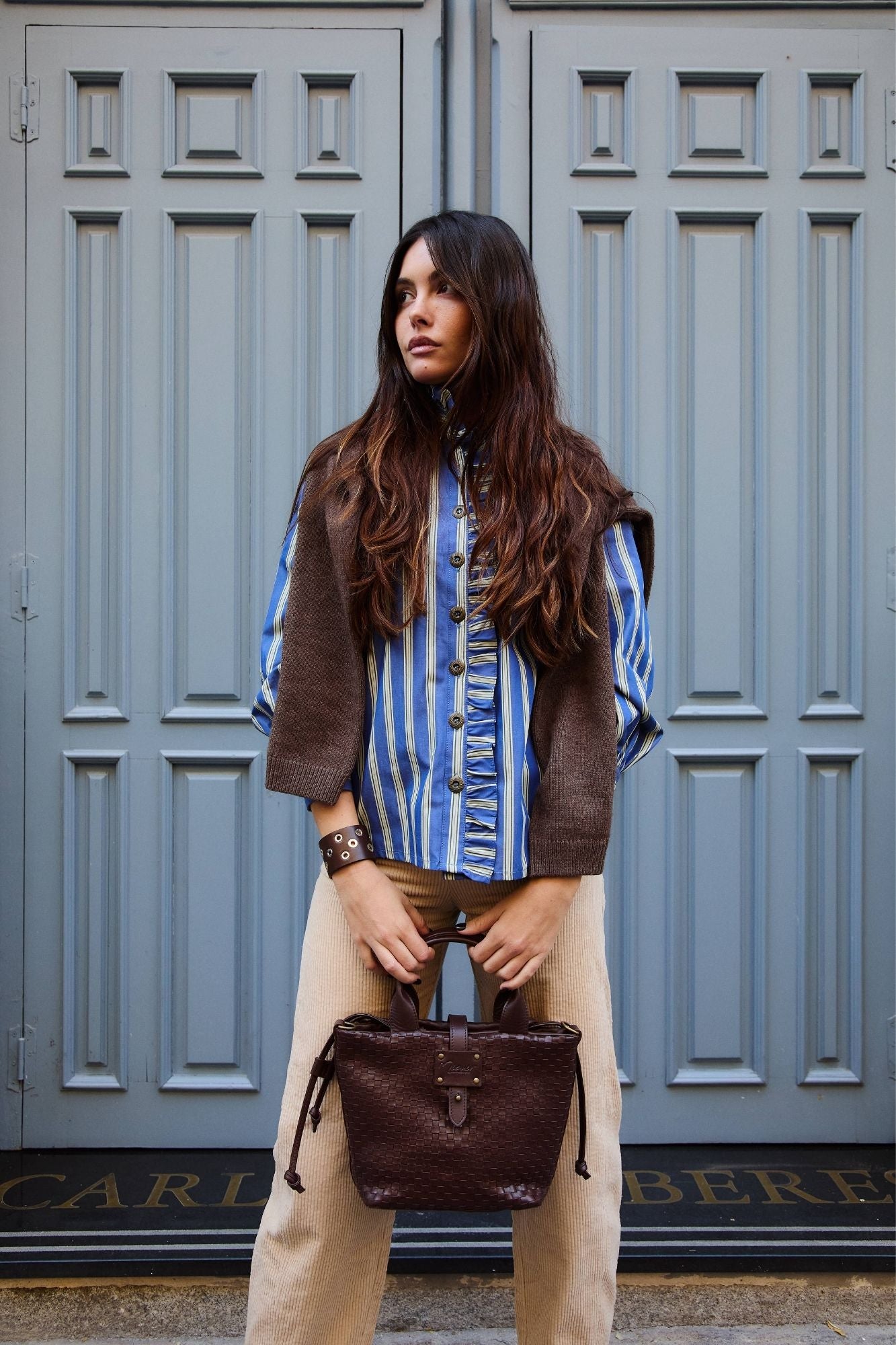 CHEMISE À RAYURES BLEUES À VOLANTS