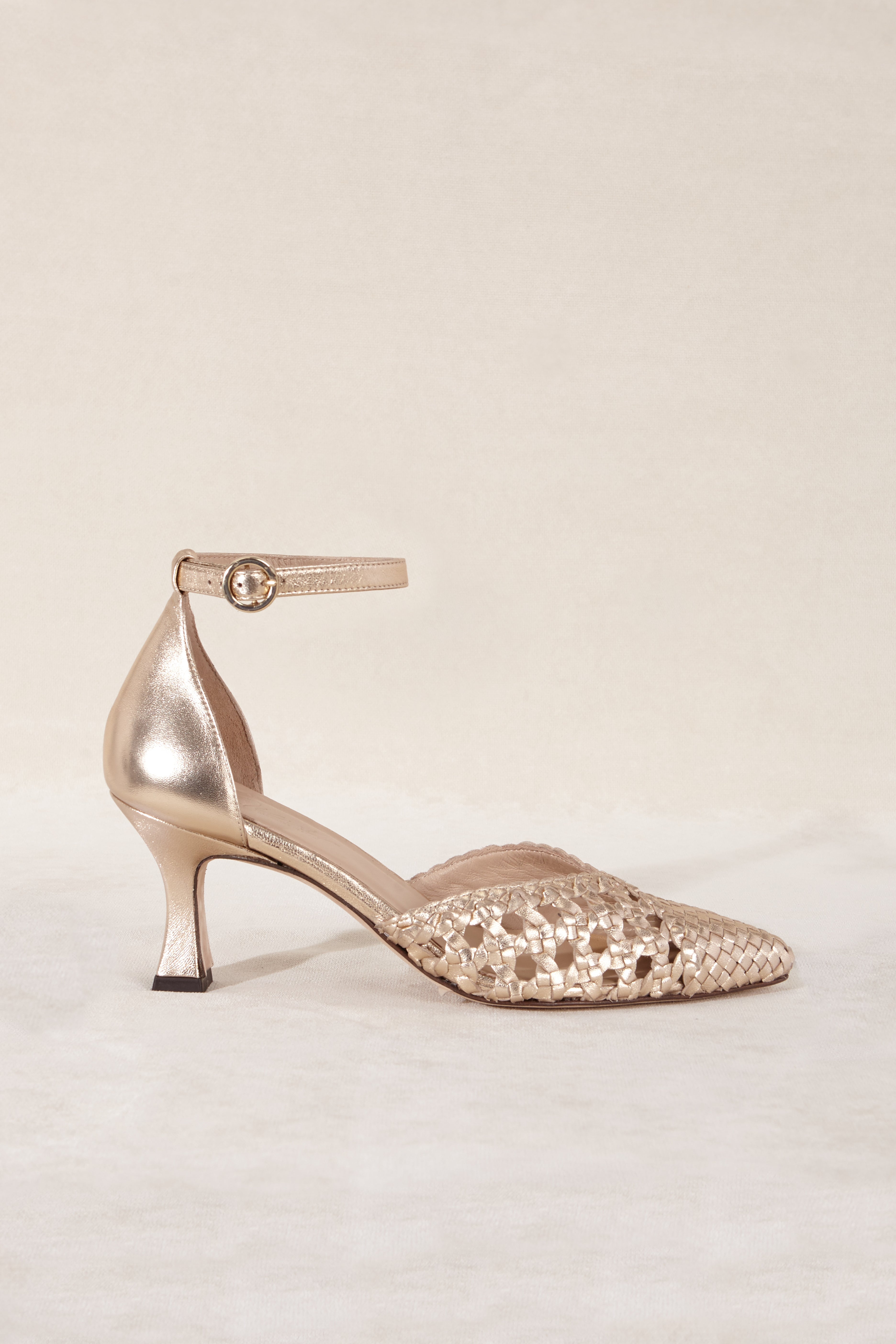 SANDALIA TACON TRENZADA INGRID ORO 7.5 CM