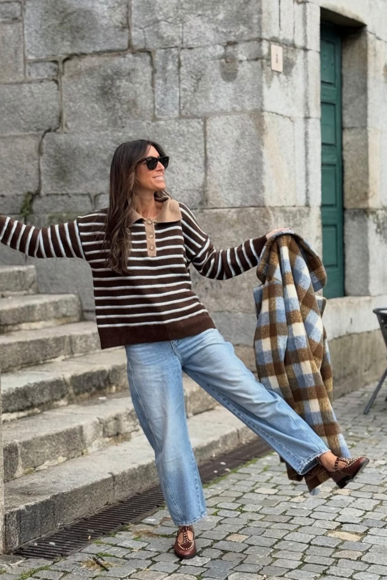 Mocassin à bride en T avec clous en chocolat 2 cm