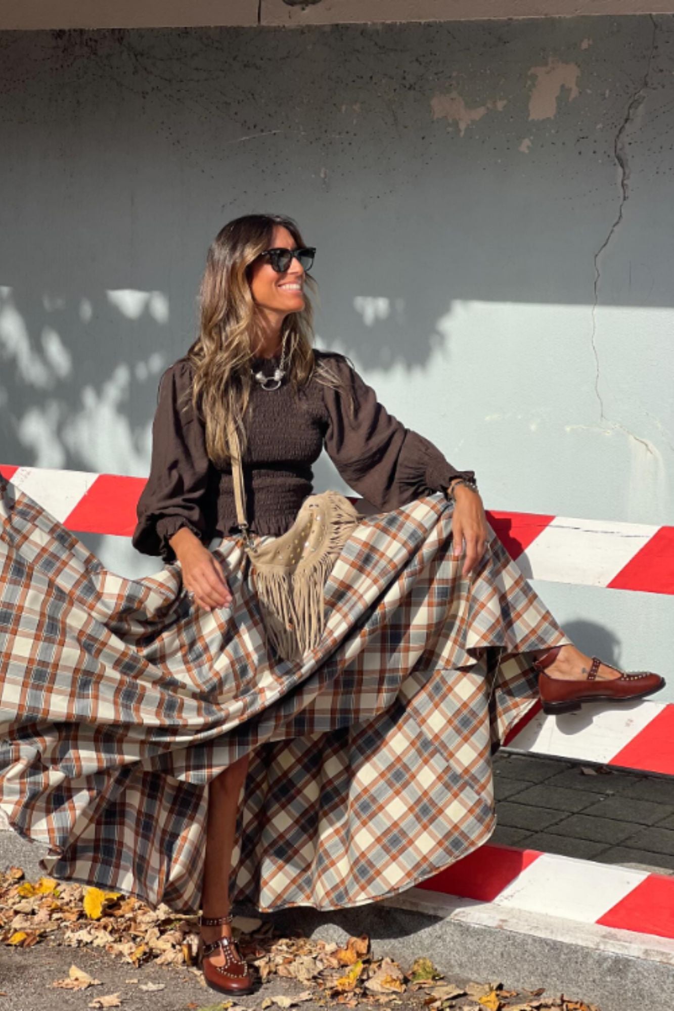 Mocassin à bride en T avec clous en chocolat 2 cm