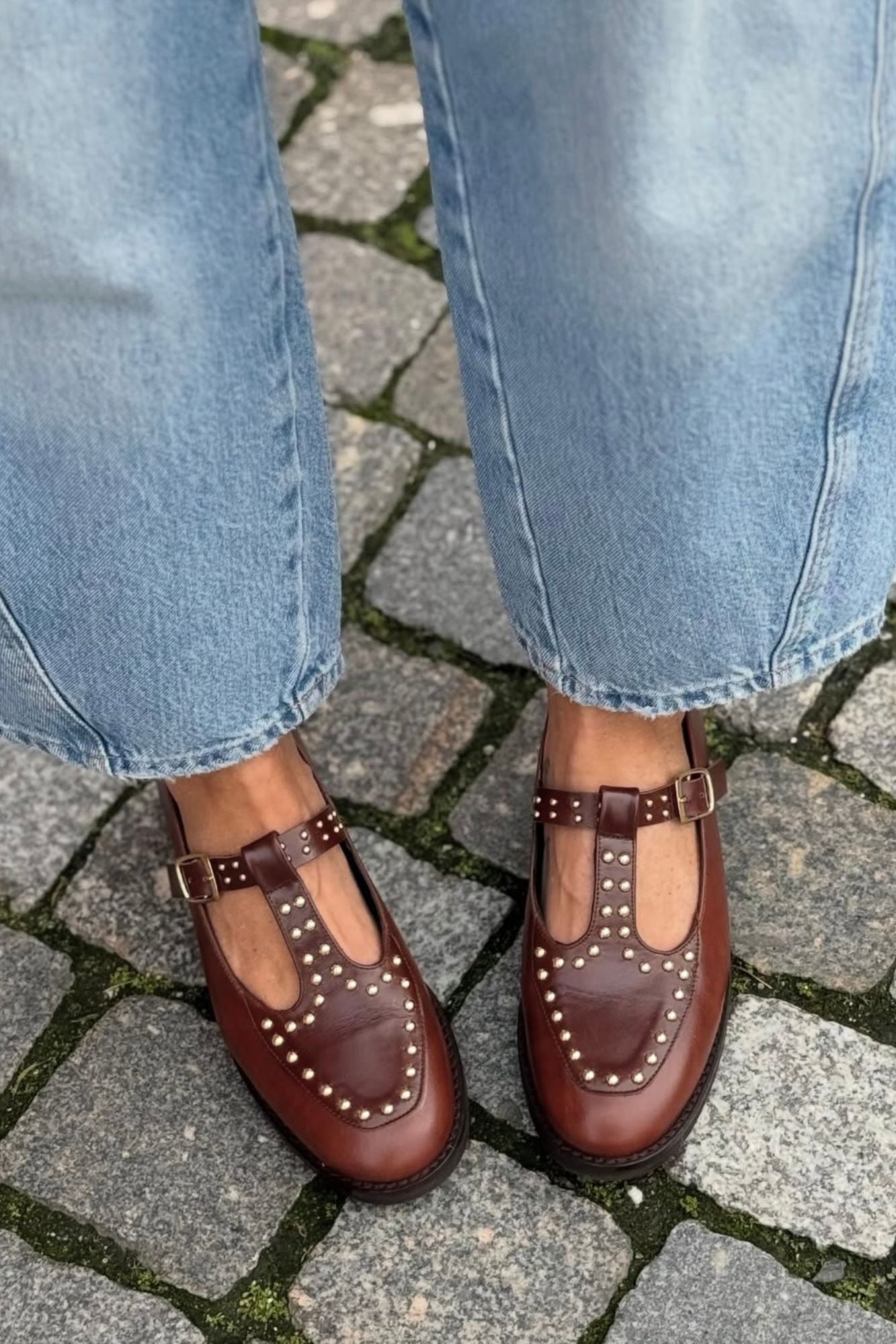 Mocassin à bride en T avec clous en chocolat 2 cm