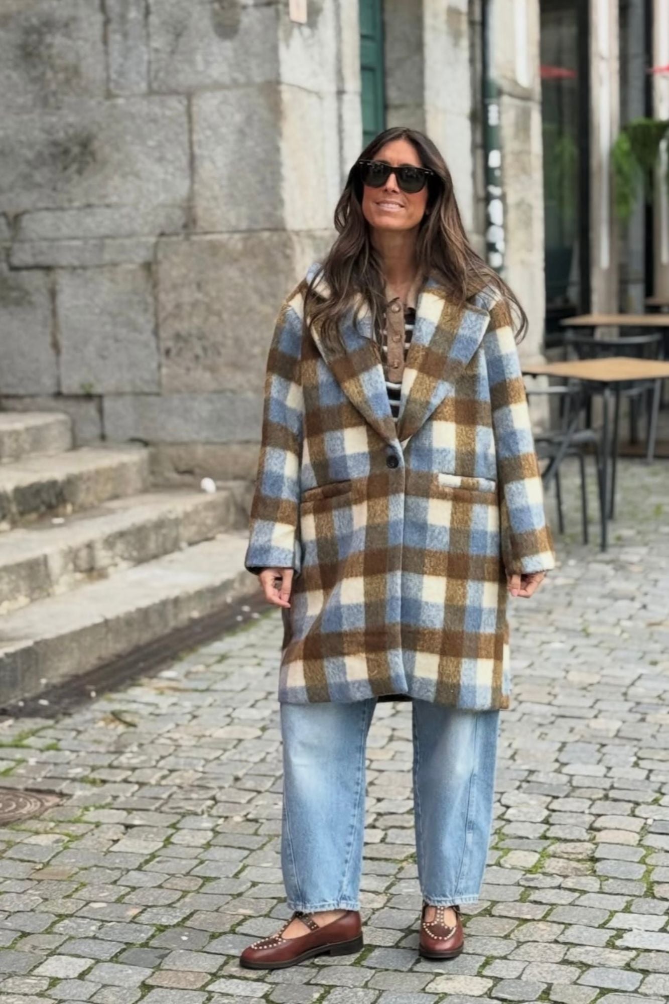 Mocassin à bride en T avec clous en chocolat 2 cm