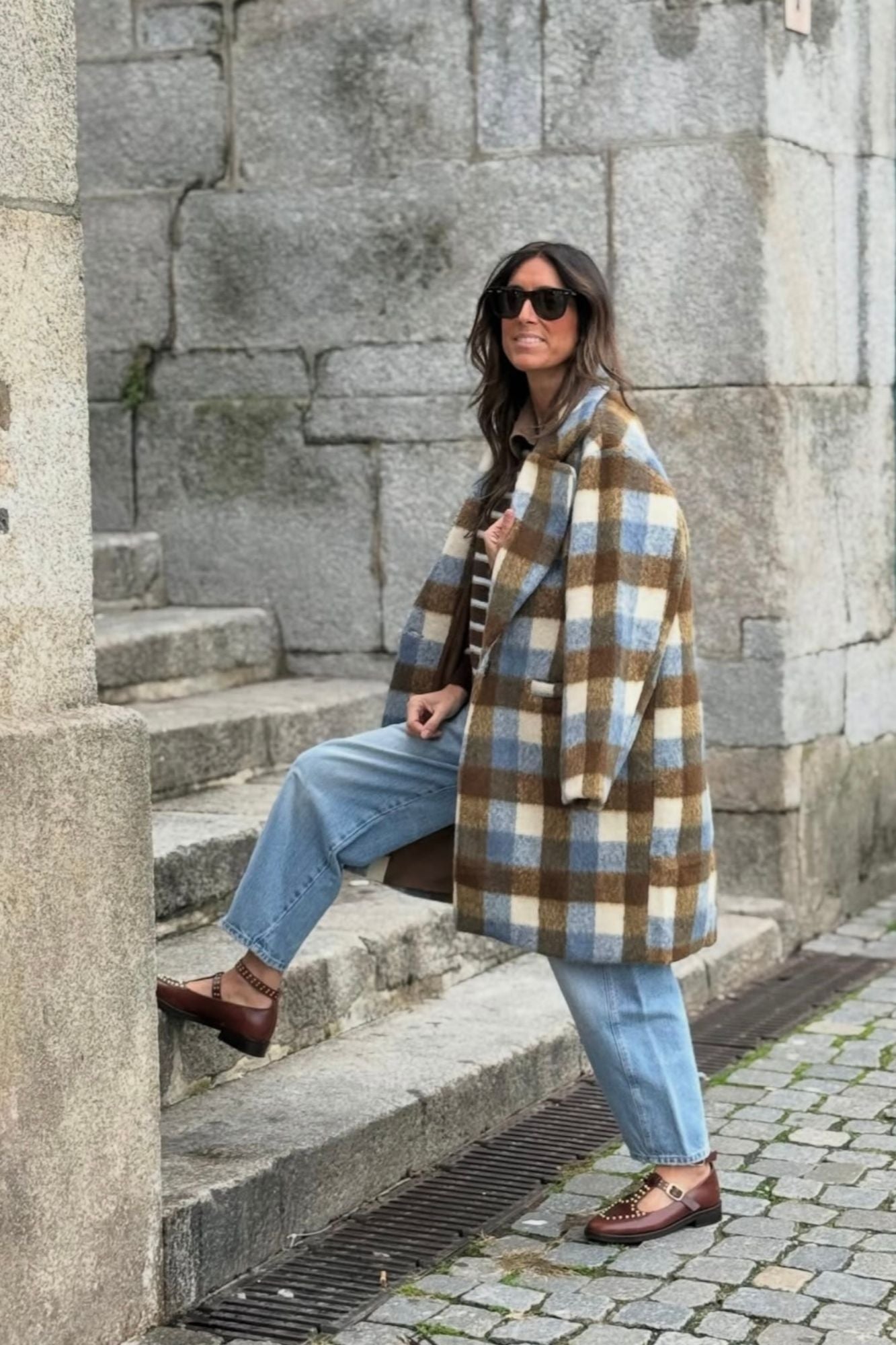 Mocassin à bride en T avec clous en chocolat 2 cm