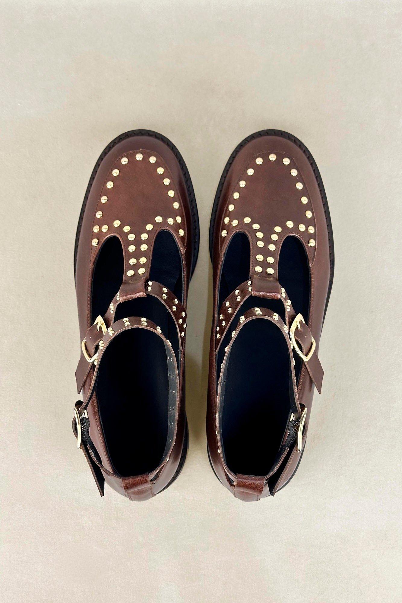 Mocassin à bride en T avec clous en chocolat 2 cm