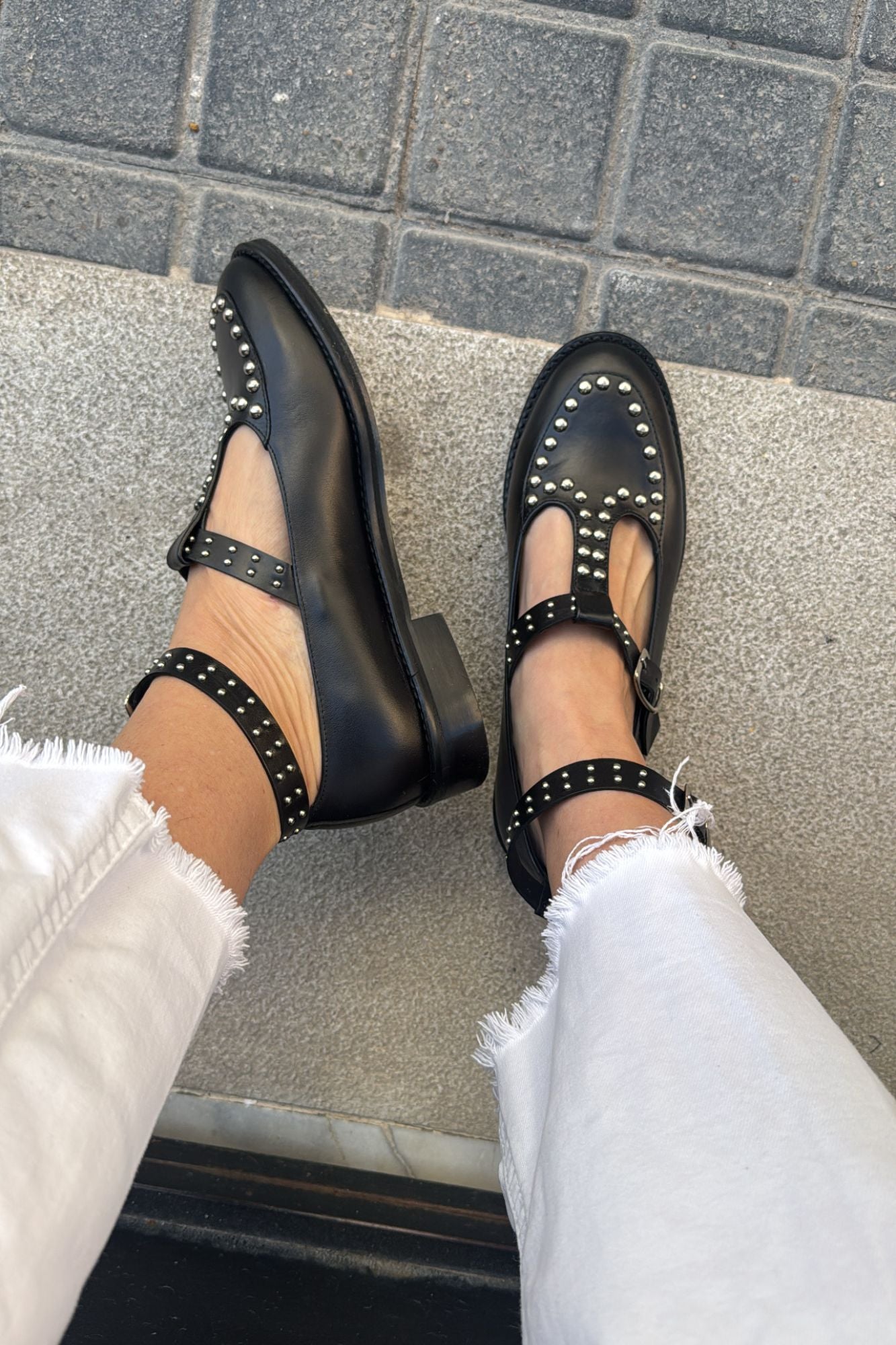 Mocassin à bride en T et clous, noir