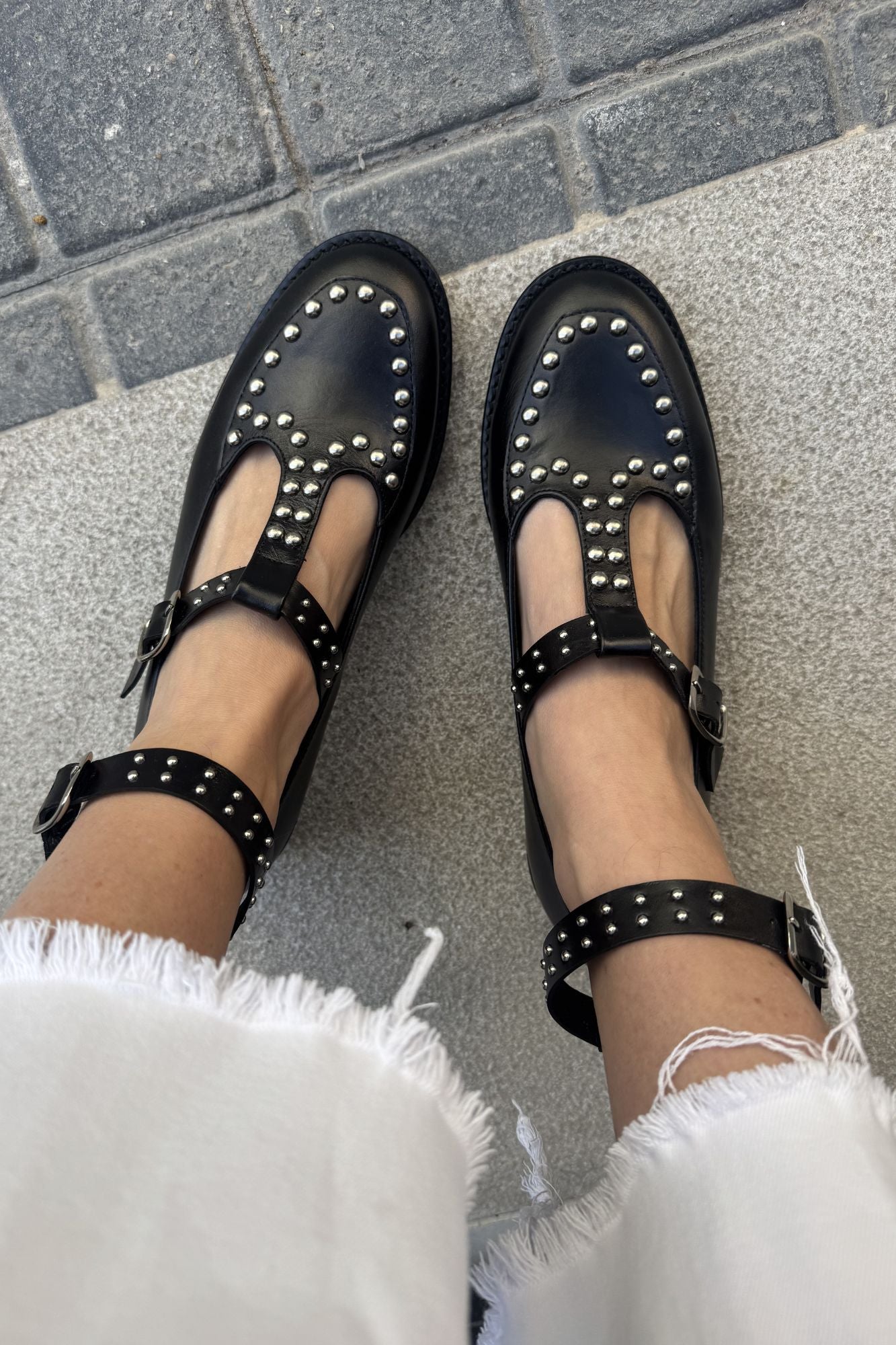Mocassin à bride en T et clous, noir