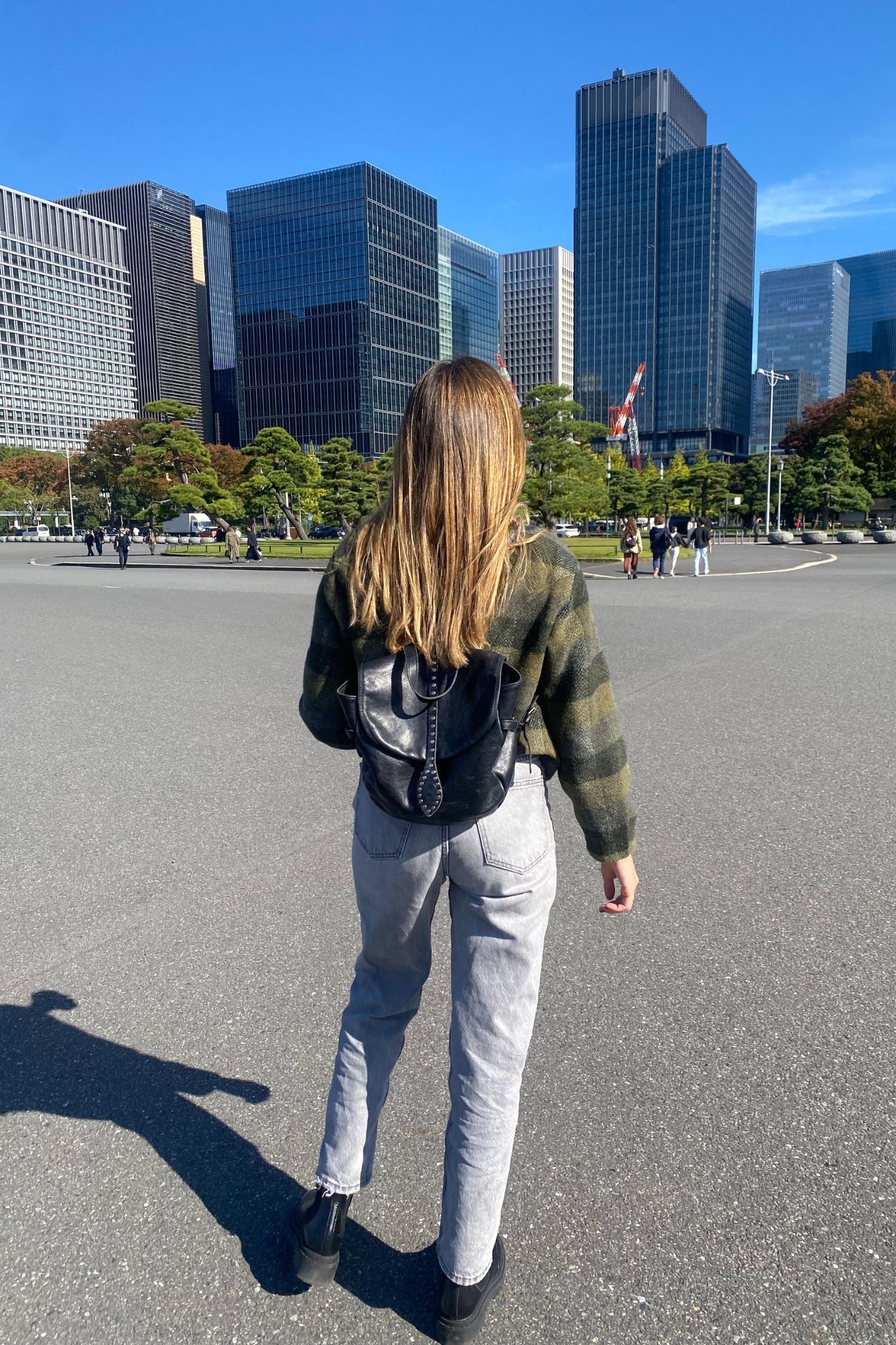 SAC À DOS NOIR AVEC CLOUS DORÉS