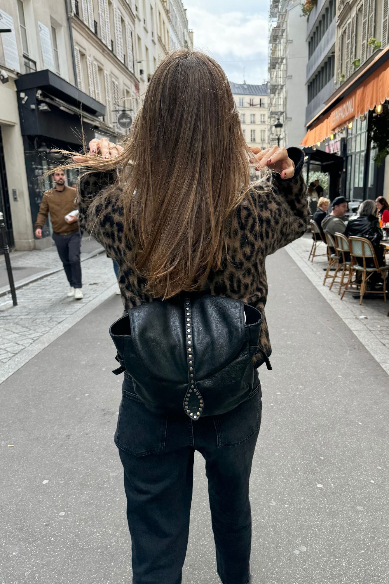 MOCHILA NEGRA TACHAS ORO