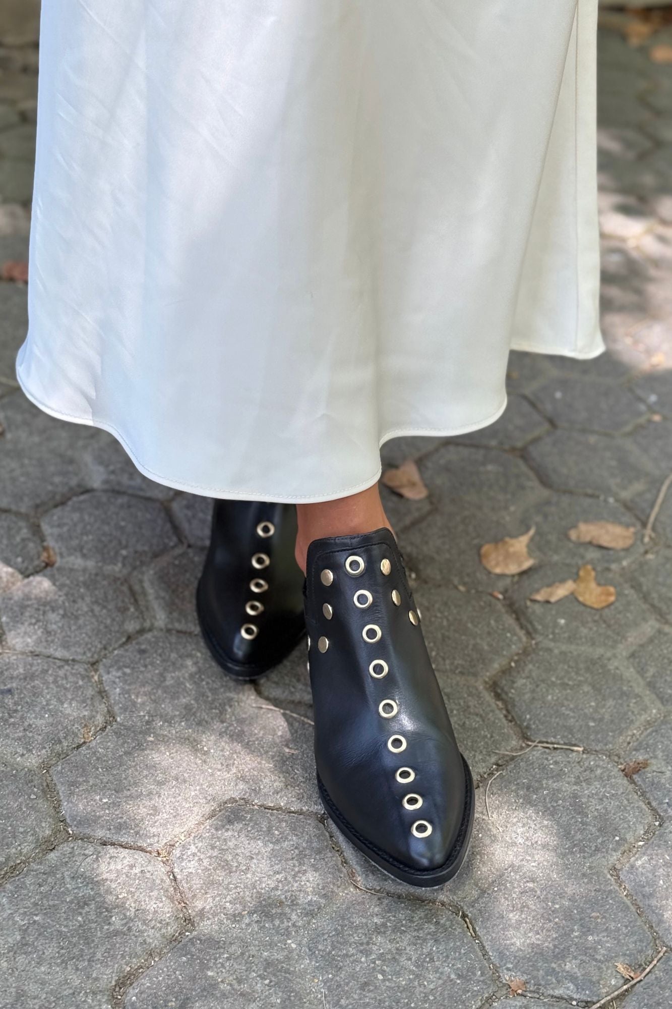 PUNKY BOOTS NEGRAS TACHAS ORO 4CM