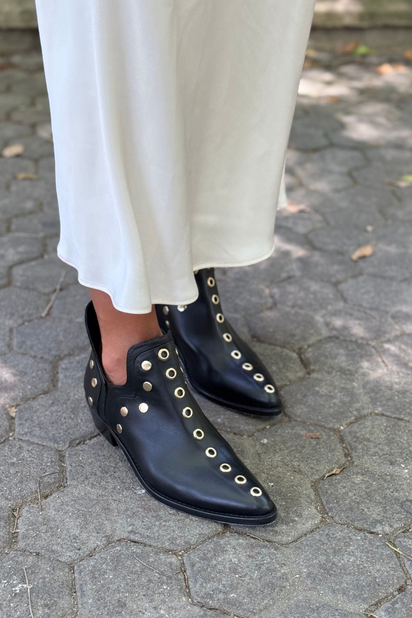 PUNKY BOOTS NEGRAS TACHAS ORO 4CM