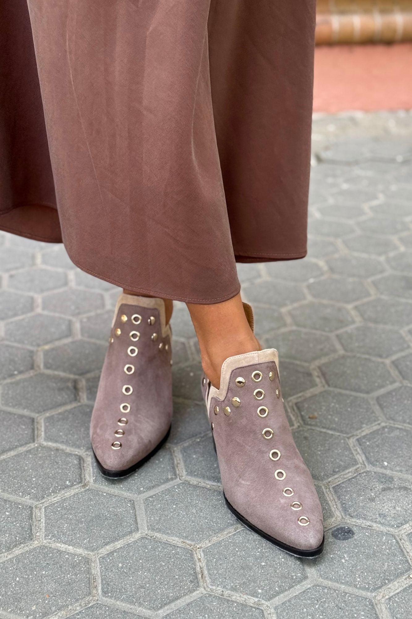 PUNKY BOOTS ANTE BEIGE TACHAS ORO TACON 7CM