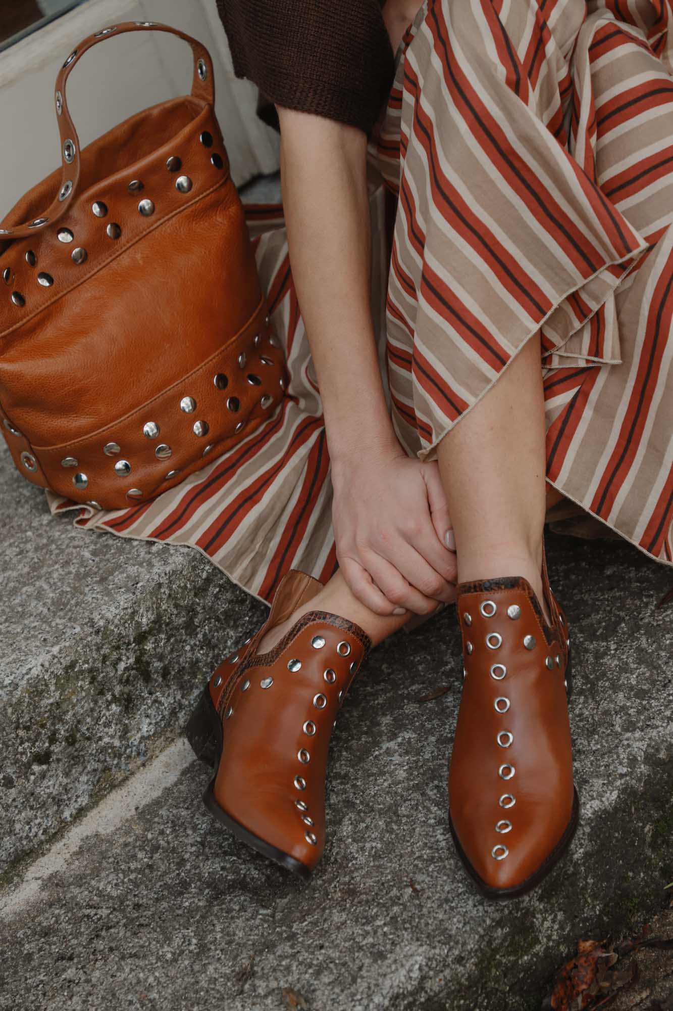 BOLSO BUCKET MINI TACHAS AVELLANA