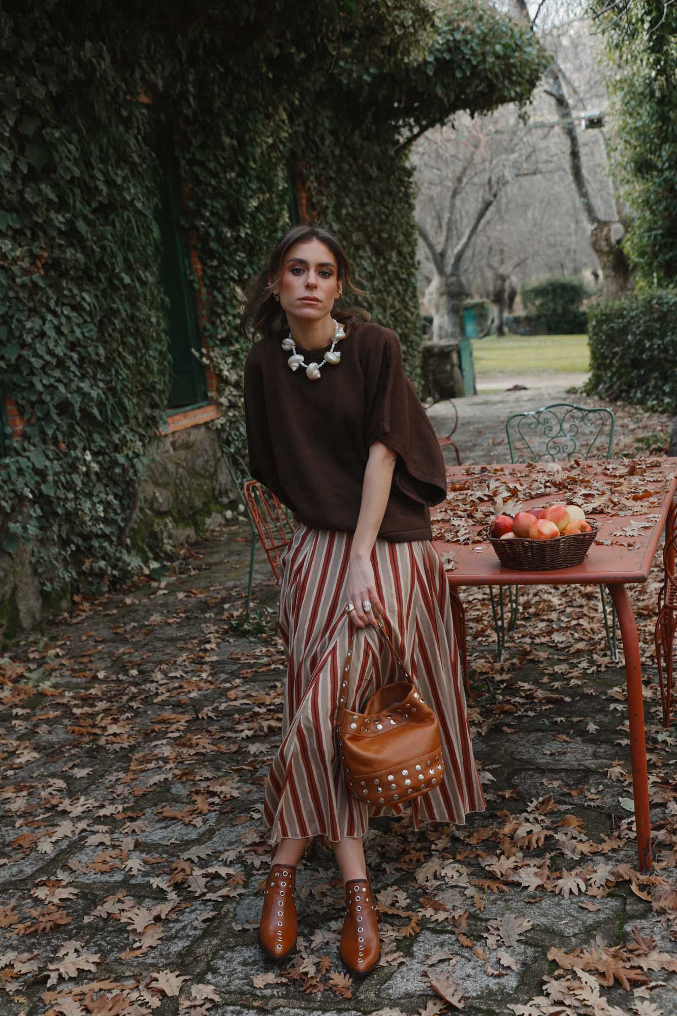 BOLSO BUCKET MINI TACHAS AVELLANA