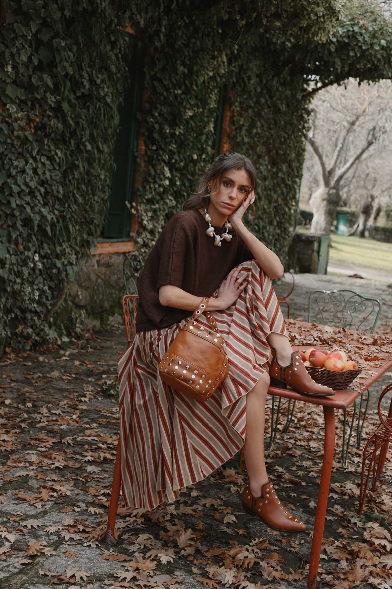 PUNKY BOOTS CAOBA TACHAS ORO 4CM