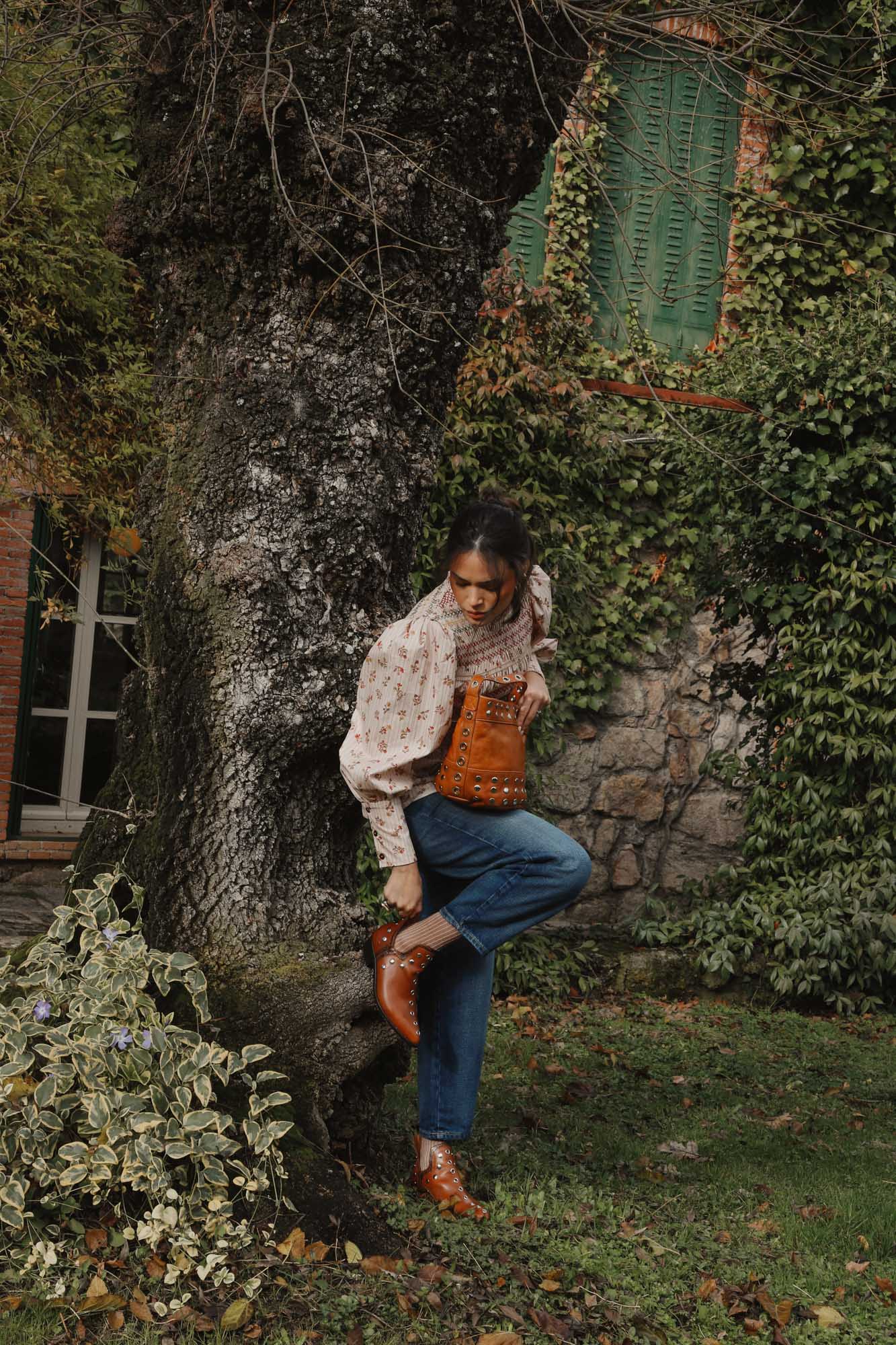 PUNKY BOOTS CAOBA TACHAS ORO 4CM