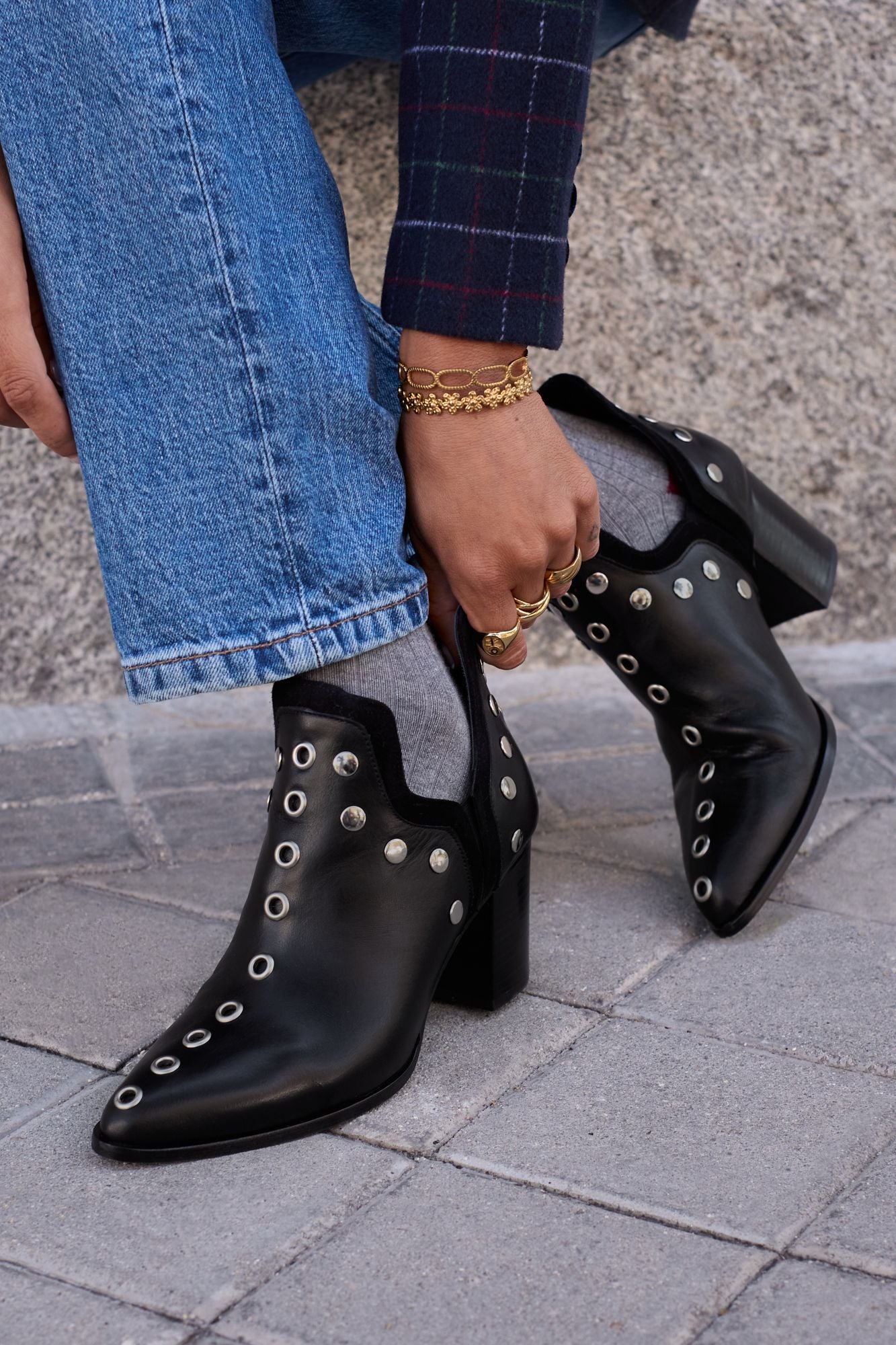 PUNKY BOOTS NEGRO TACHAS PLATA TACON 7CM