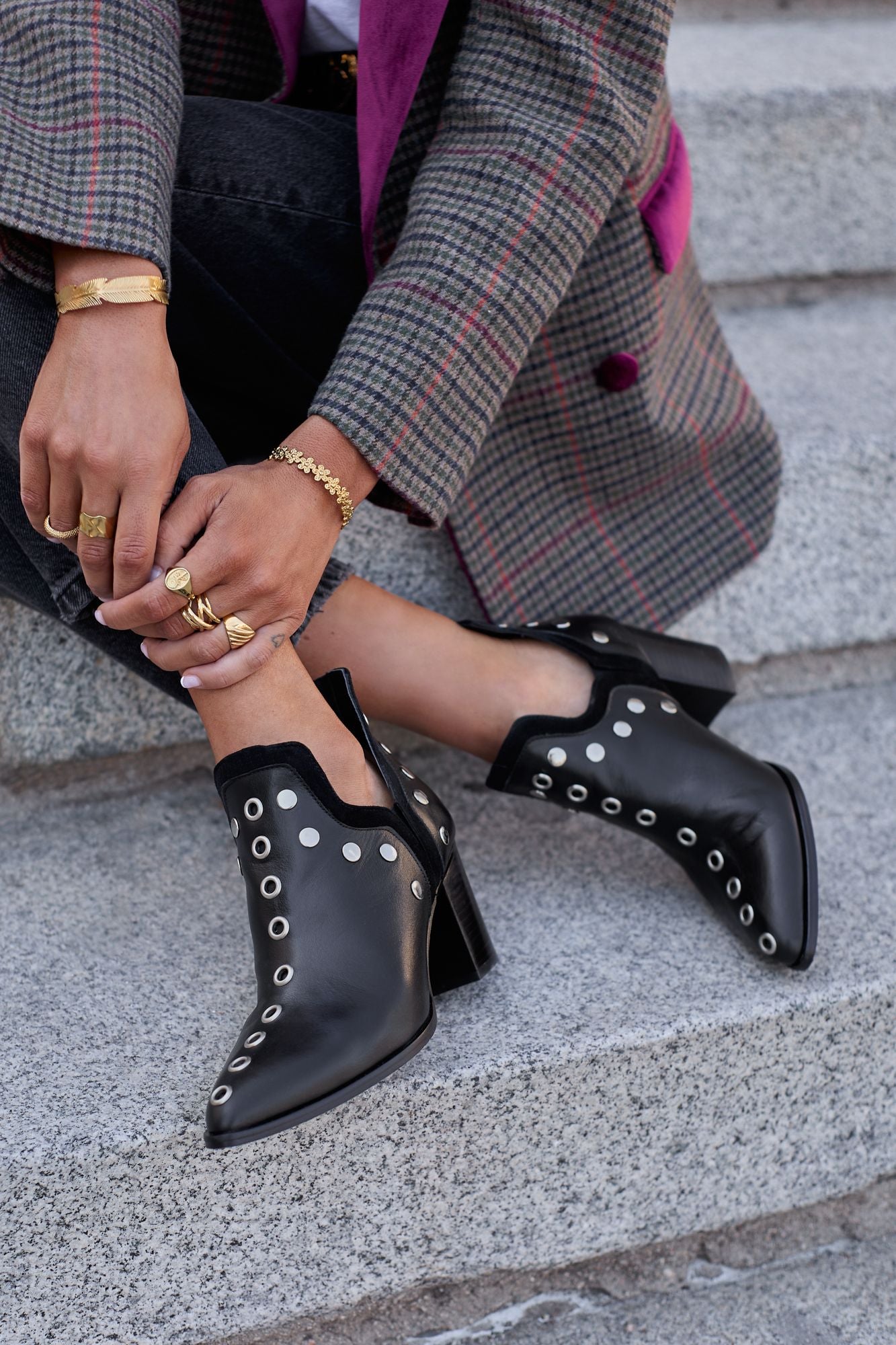 PUNKY BOOTS NEGRO TACHAS PLATA TACON 7CM