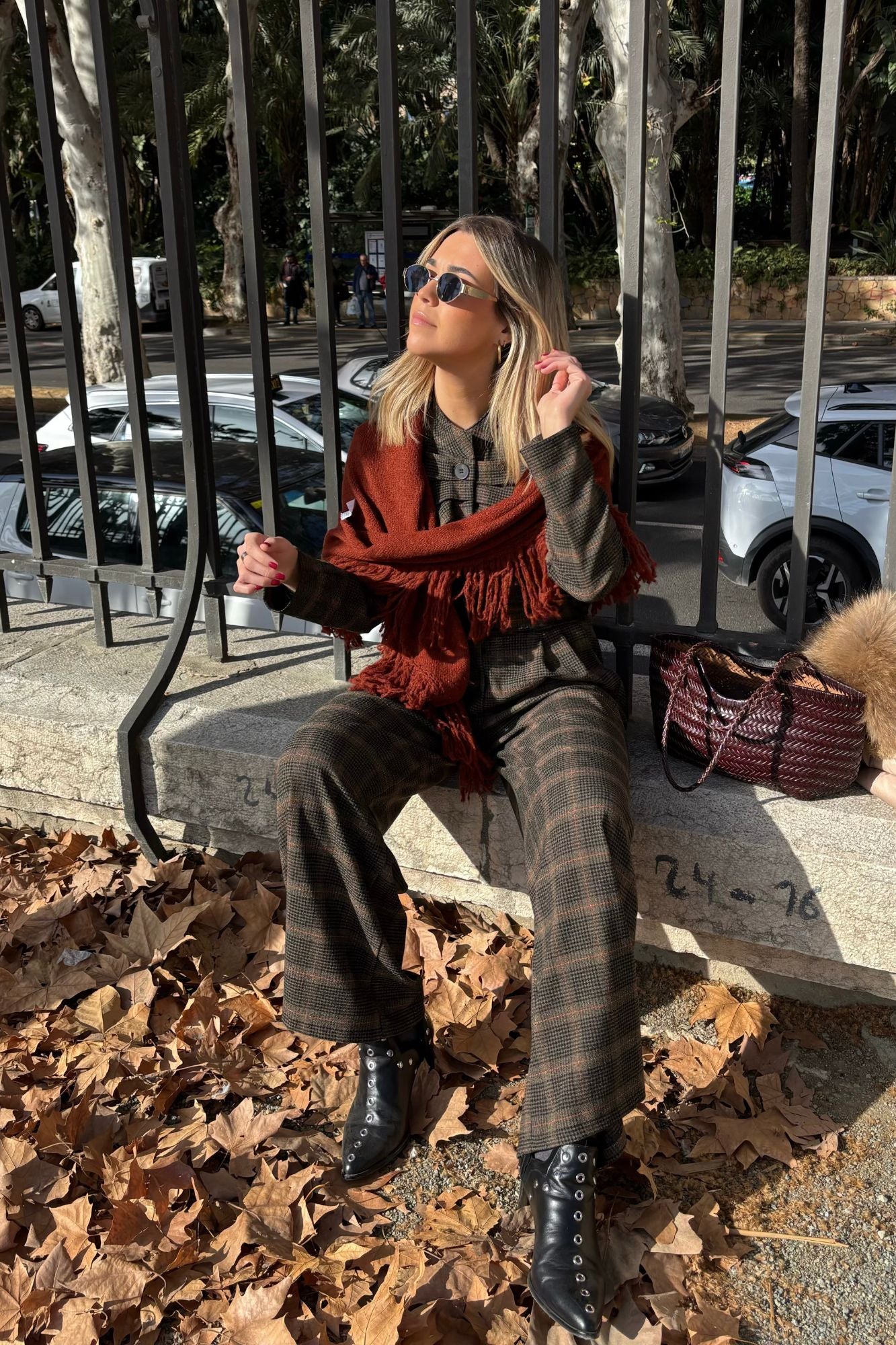 PUNKY BOOTS NEGRO TACHAS PLATA TACON 7CM