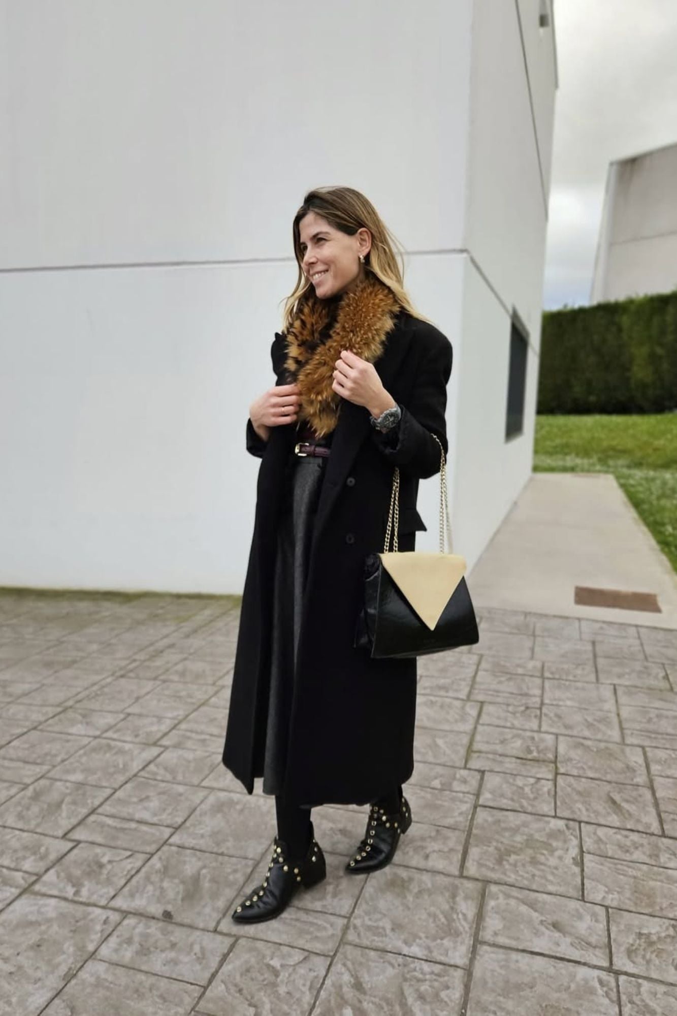 PUNKY BOOTS NEGRAS TACHAS ORO 4CM