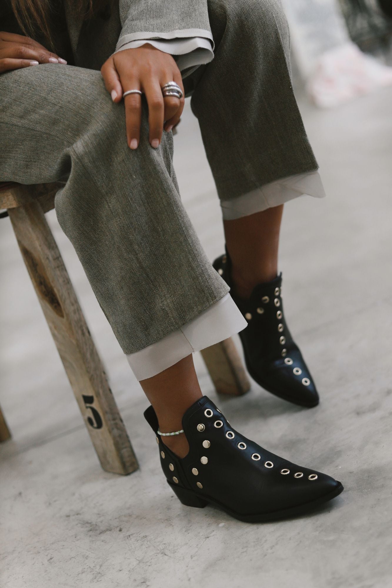 PUNKY BOOTS NEGRAS TACHAS ORO 4CM