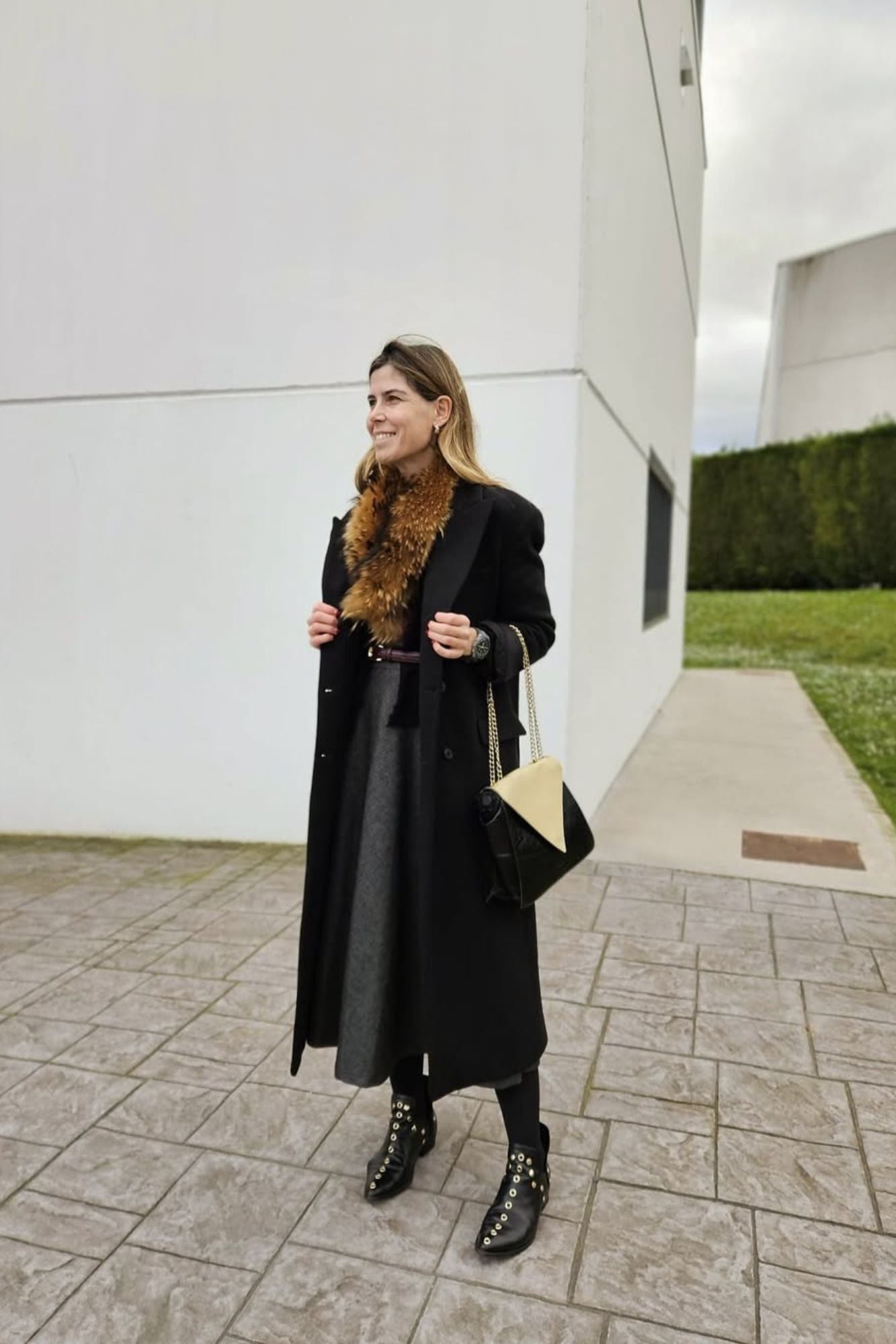 PUNKY BOOTS NEGRAS TACHAS ORO 4CM