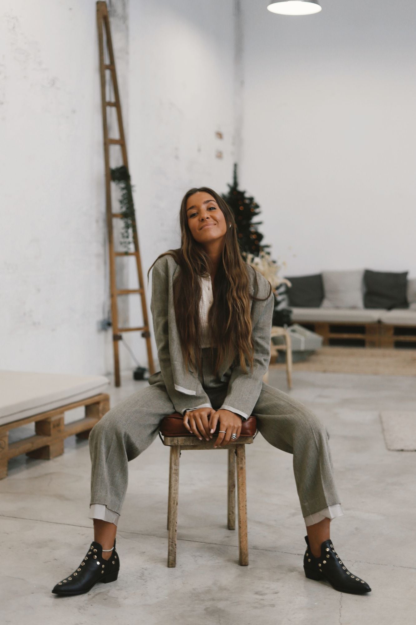 PUNKY BOOTS NEGRAS TACHAS ORO 4CM