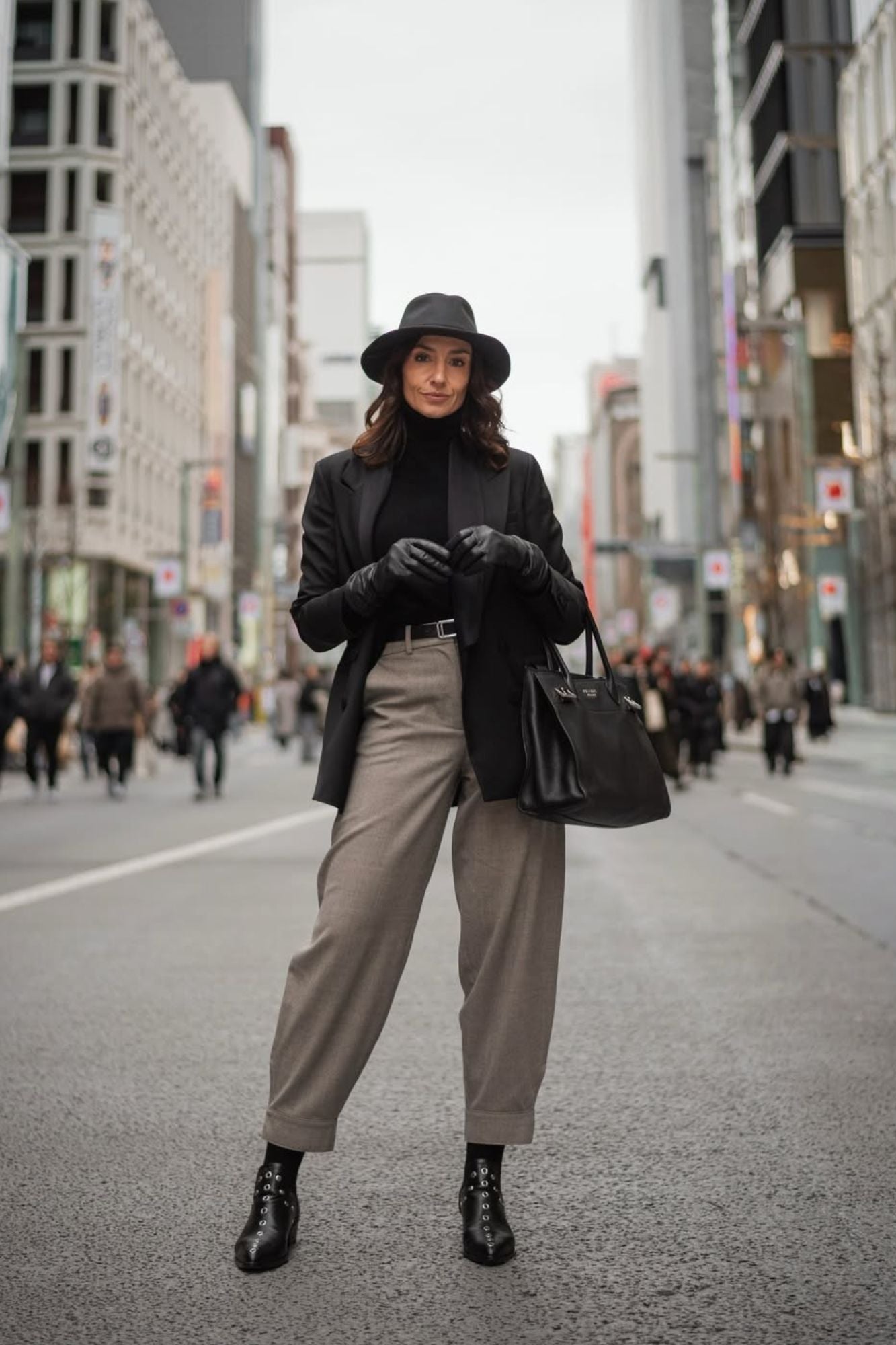 PUNKY BOOTS NEGRAS TACHAS PLATA 4CM