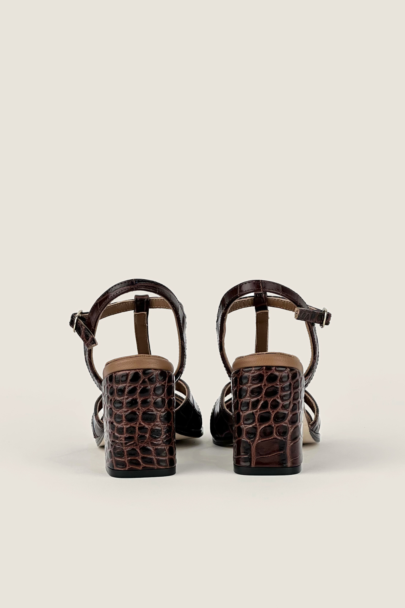 Sandalia de piel efecto cocodrilo color marrón con tacón de 7 cm