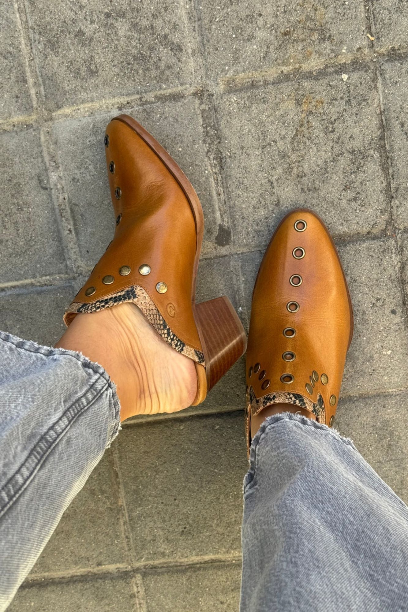 ZUECO CUERO MARRON PUNKY