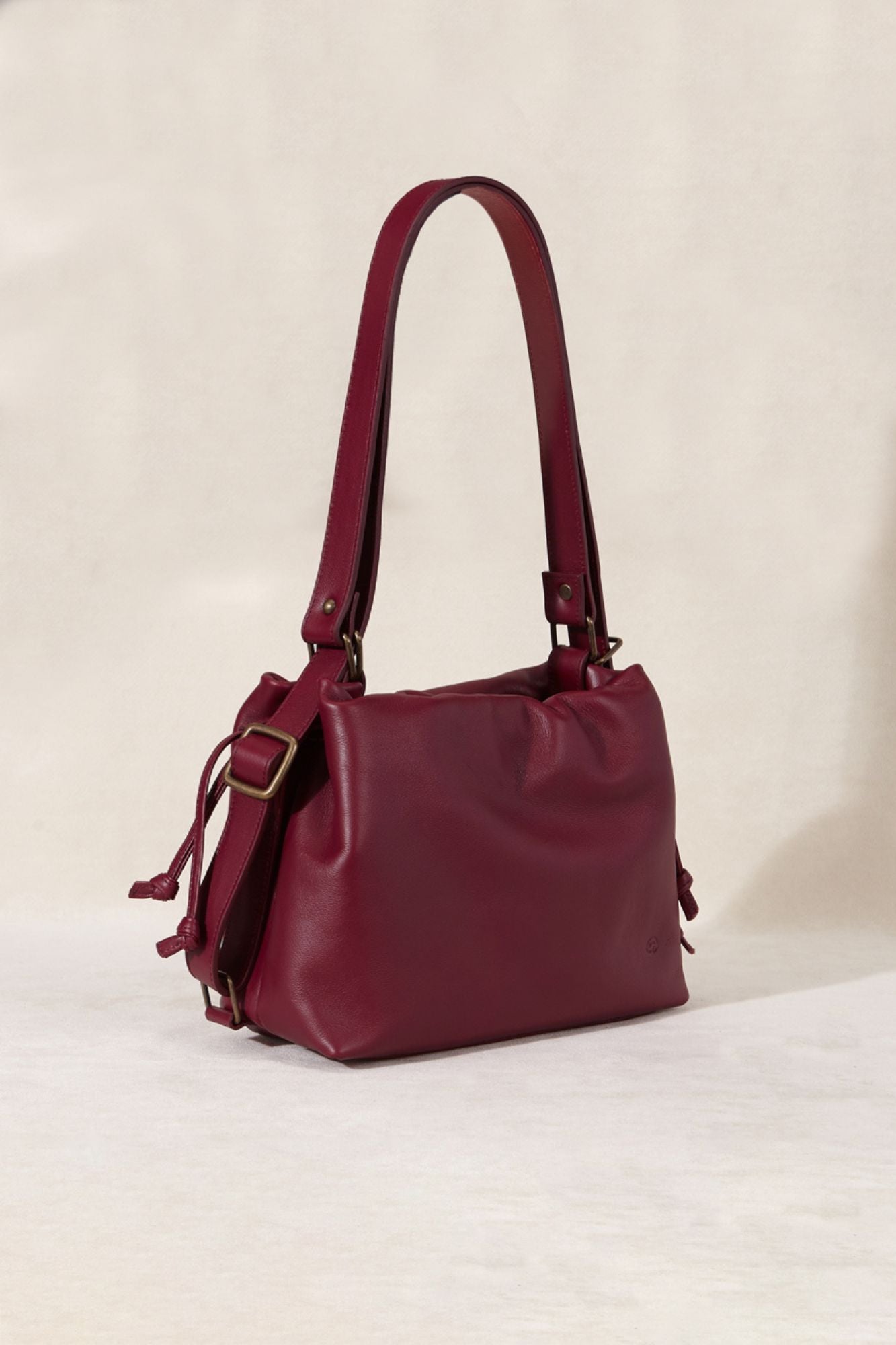 BOLSO MOCHILA EN PIEL BURDEOS - CHERRY