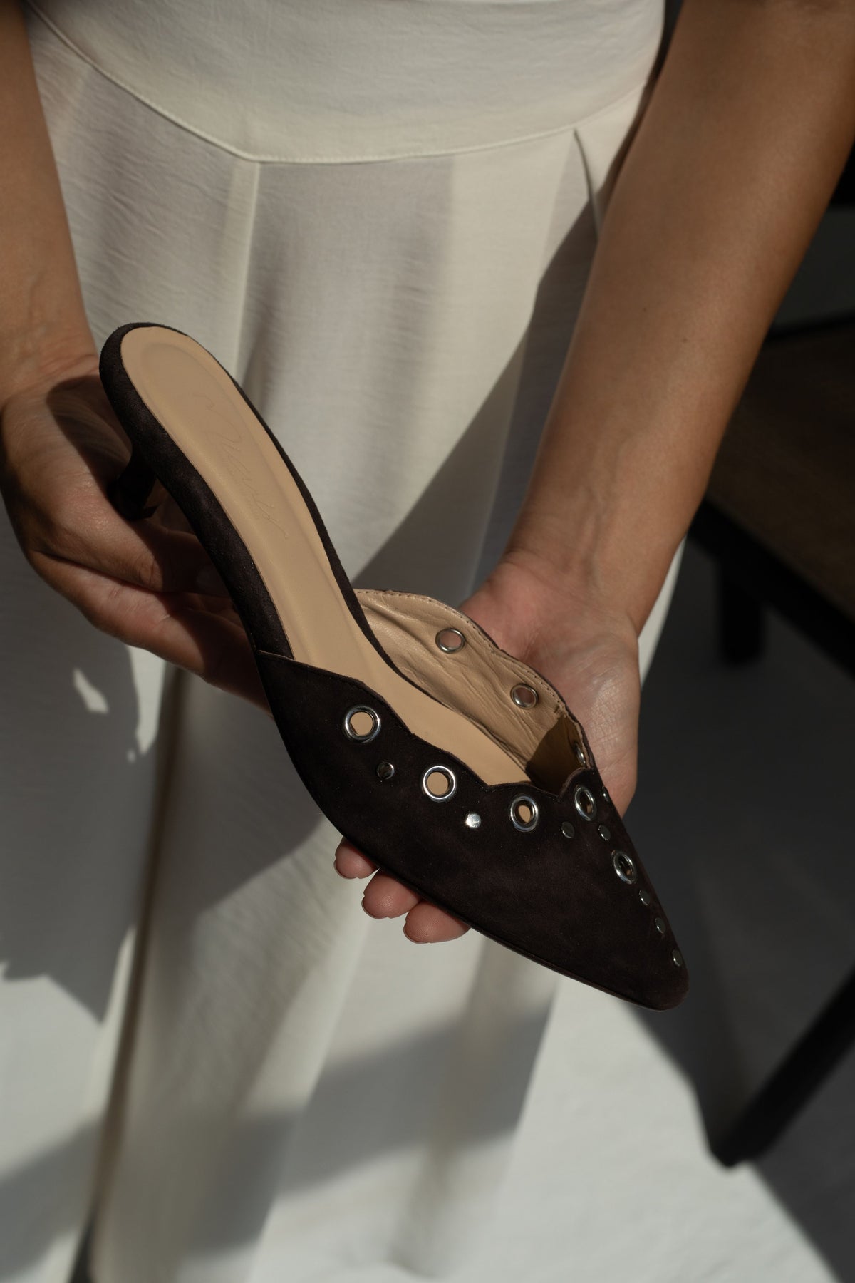 Mocassin à bride en T avec clous en chocolat 2 cm