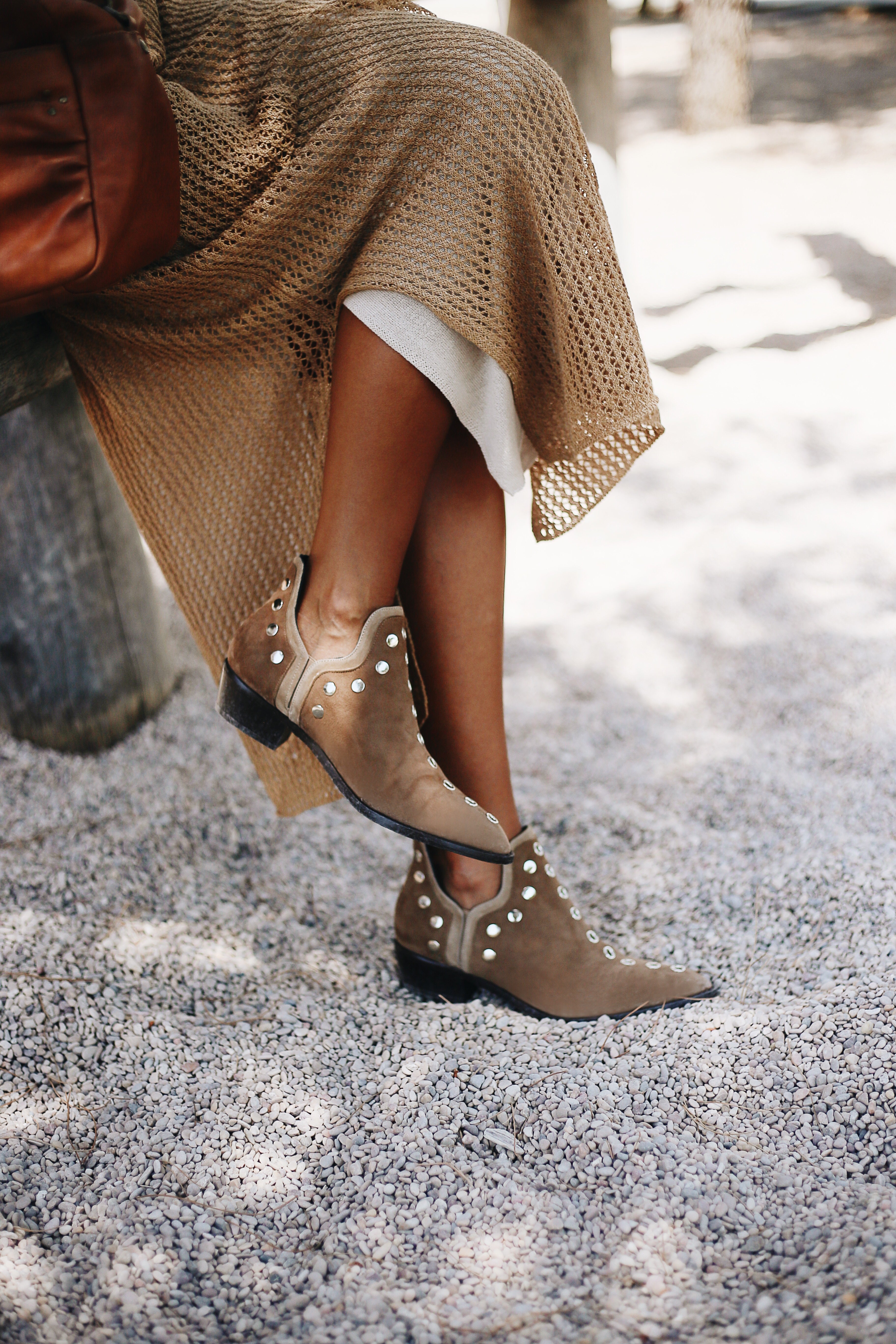 PUNKY BOOTS ANTE BEIGE TACHAS PLATA 4CM