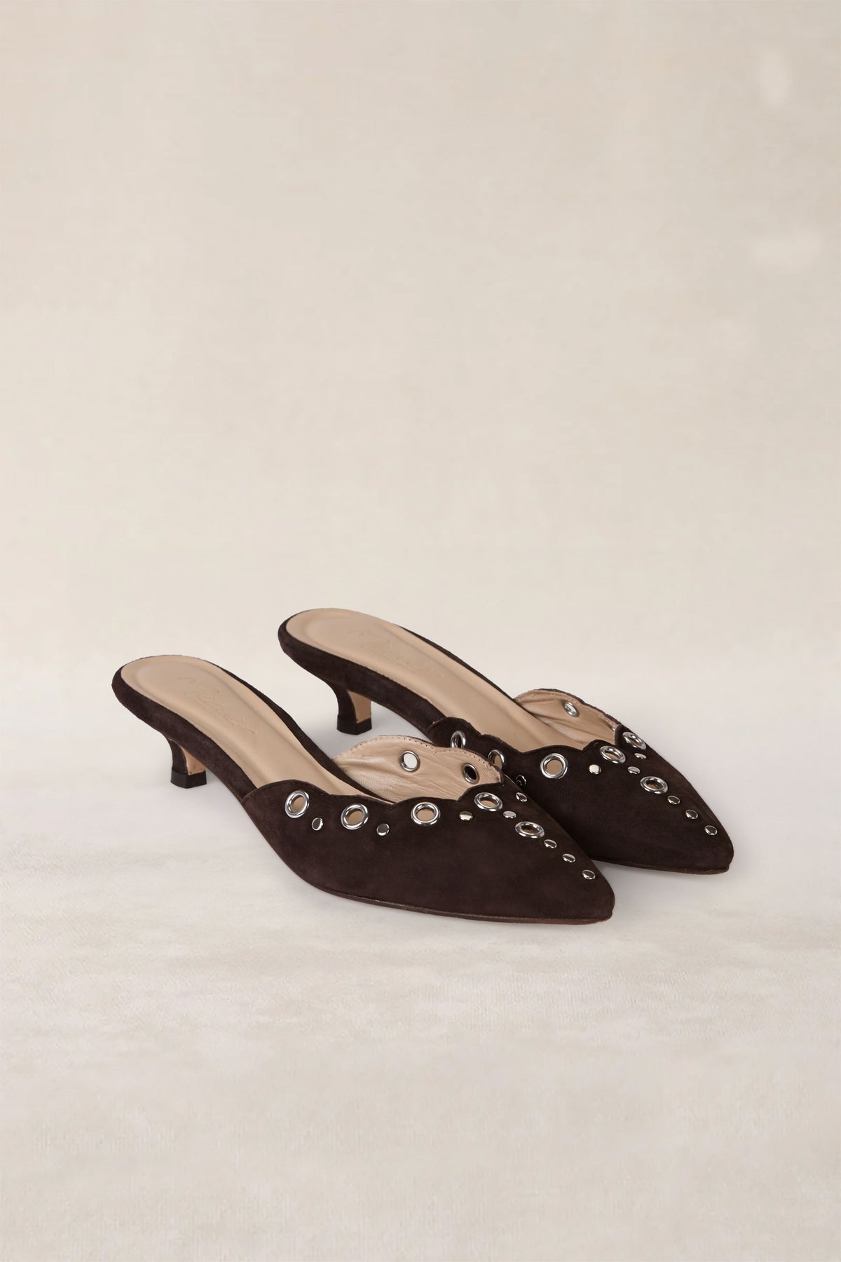 Mocassin à bride en T avec clous en chocolat 2 cm